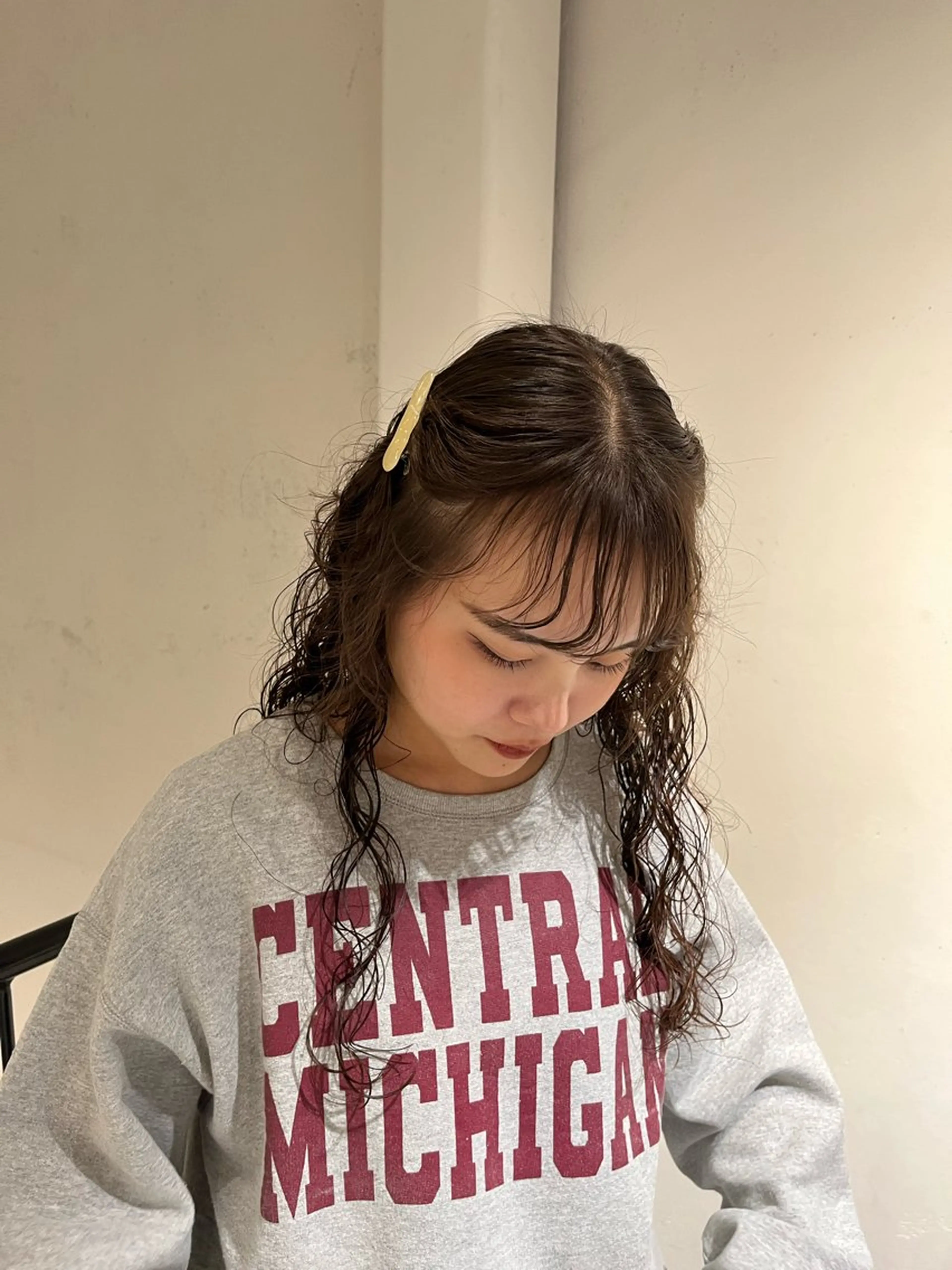 ロング anna/ラフパーマ /くすみベージュのヘアスタイル