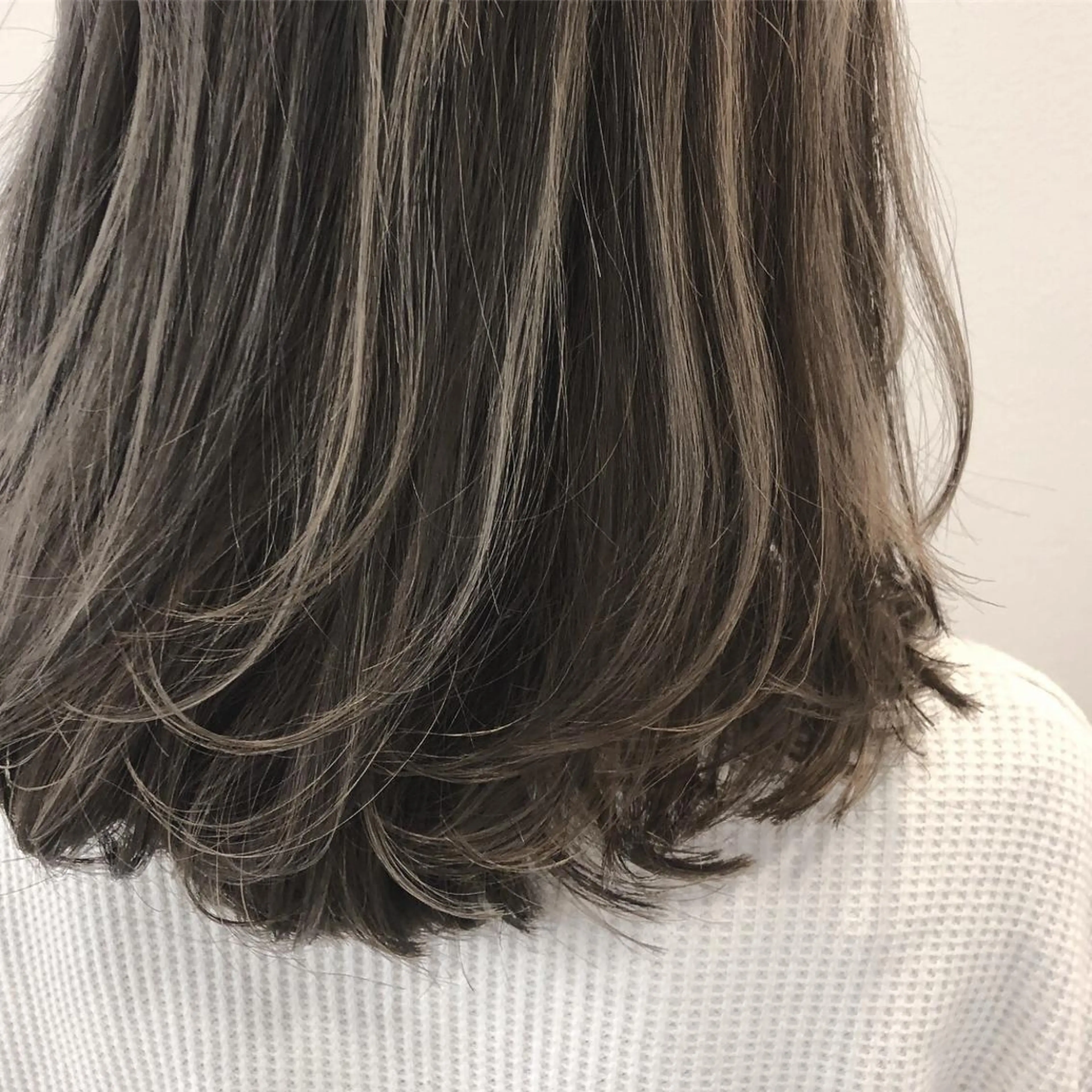 セミロング アッシュ ハイライト ヘアカラー トリートメント 松佐 ゆかりのヘアスタイル