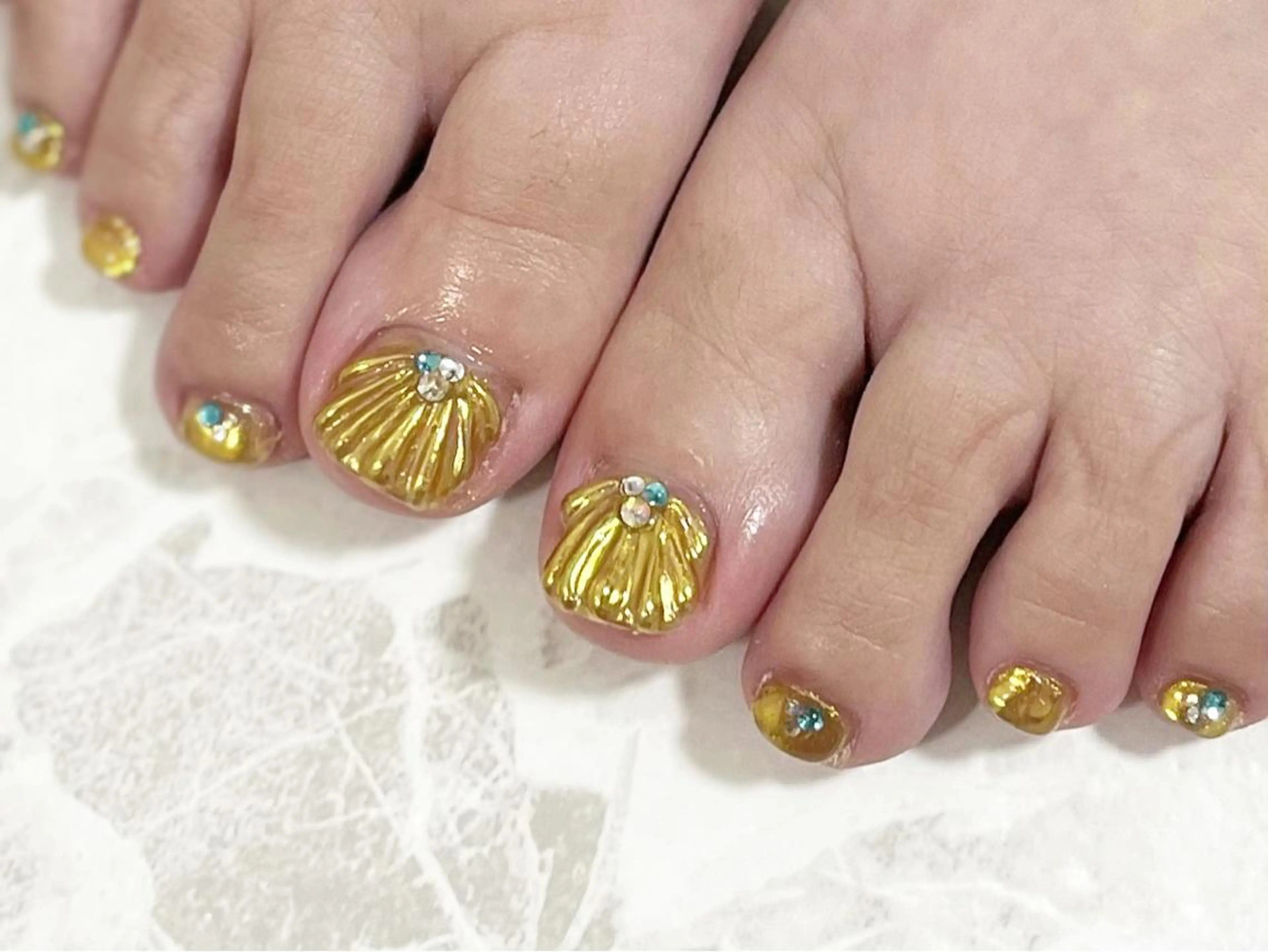 ネイル フットネイル ゴールド ニュアンスネイル シンプルネイル 春ネイル フットネイル nail fufla ♡yamane♡のネイルデザイン