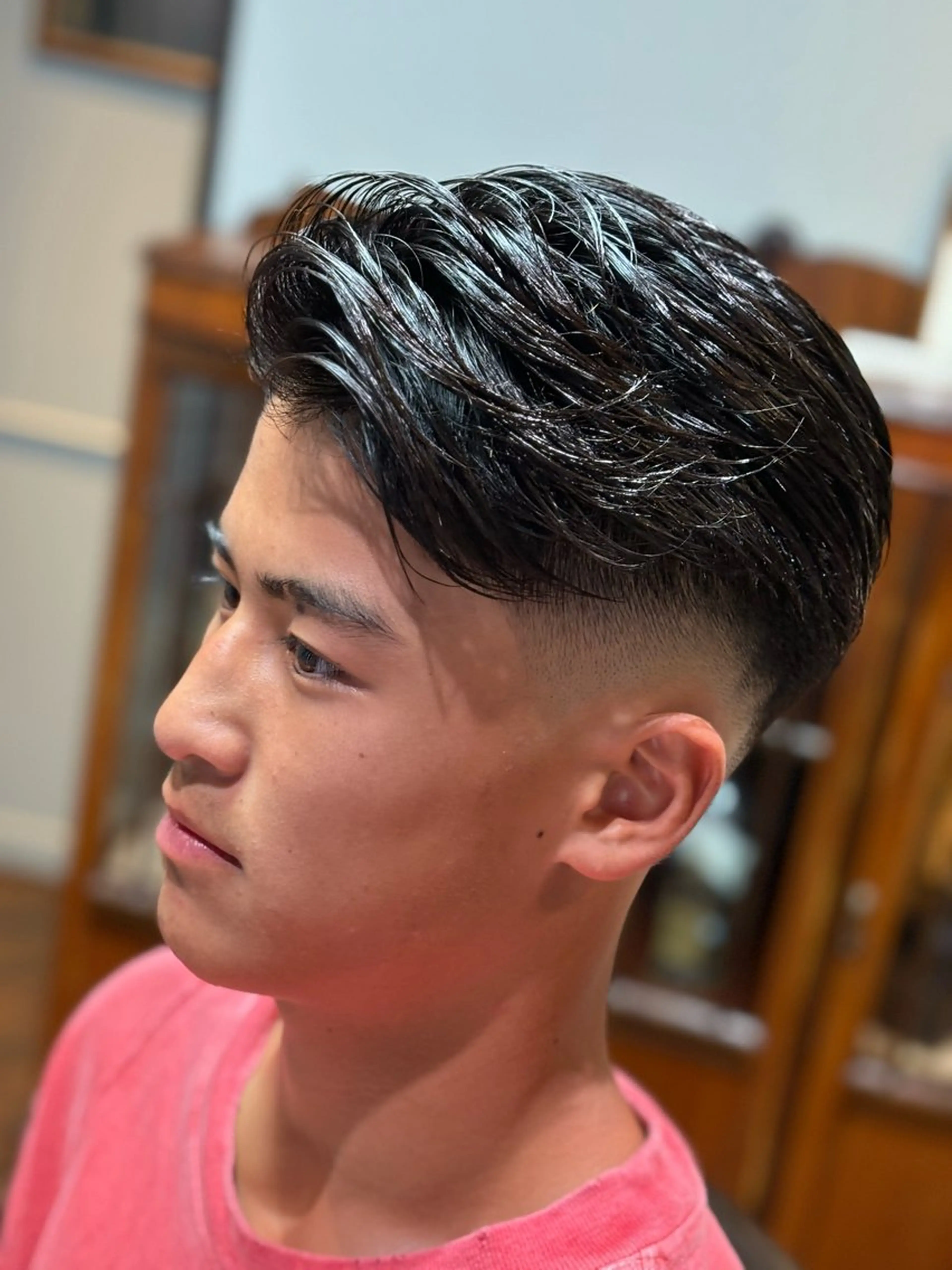 ミディアム メンズ センターパート フェードカット 西井 義就のヘアスタイル