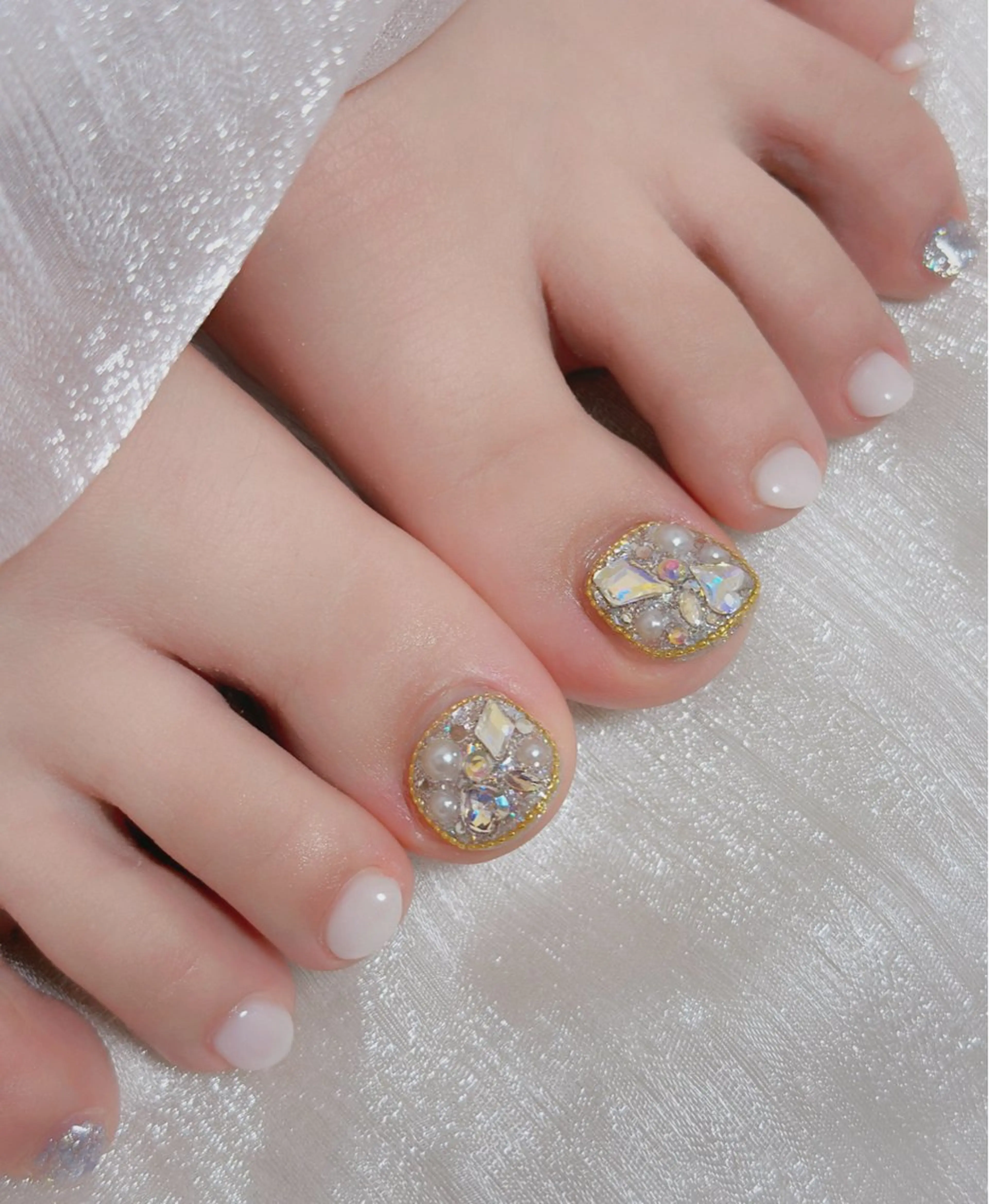 ネイル オーロラネイル 長さ出し フットネイル ラメ(グリッター) ラメグラデーション フットネイル 👍thumbs up nail👍のネイルデザイン