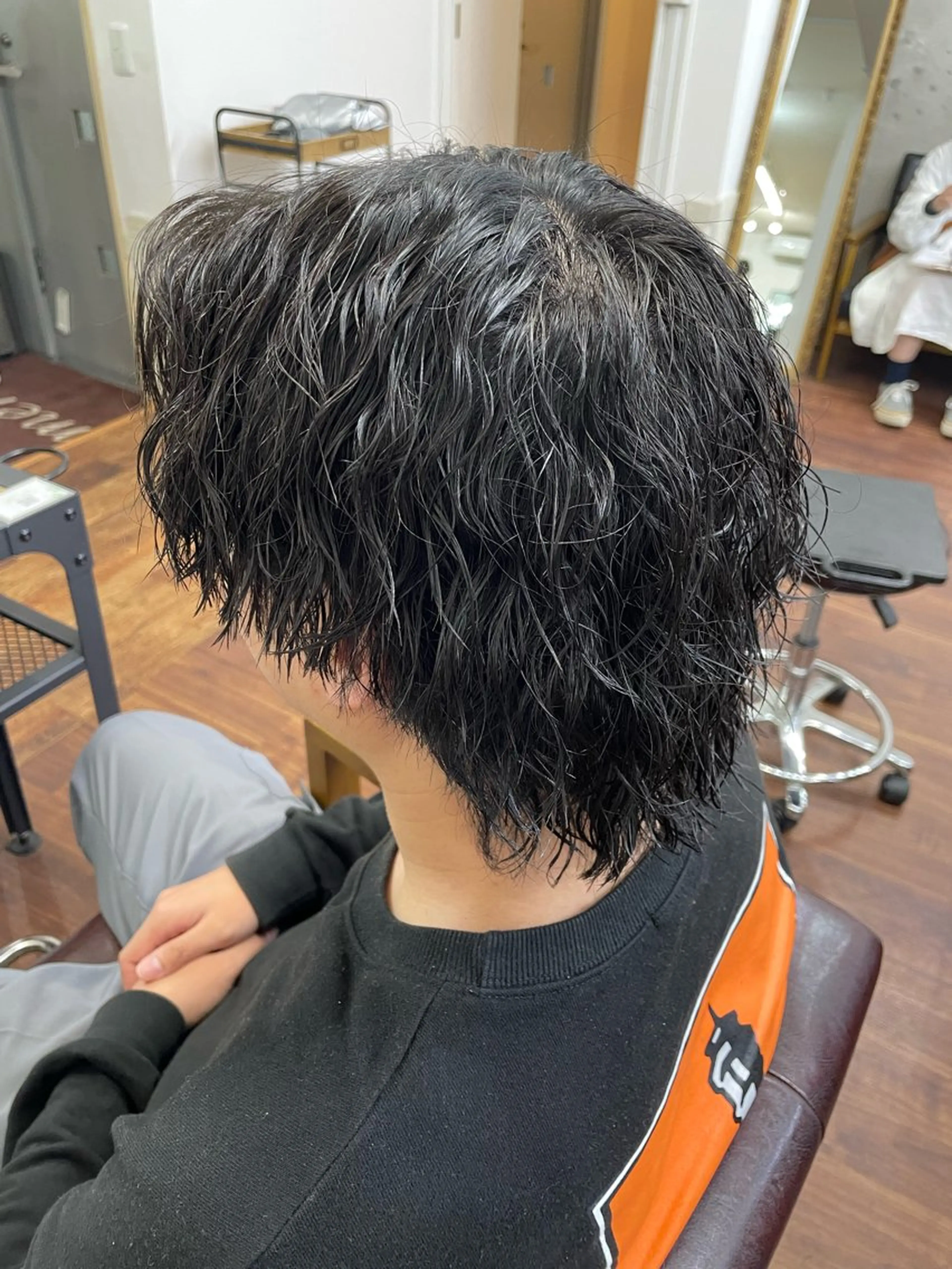 ミディアム パーマ メンズ ミディアムパーマ センターパート メンズパーマ ツイストスパイラルパーマ メンズウルフカット RITSUKI横浜 メンズ特化😎のヘアスタイル