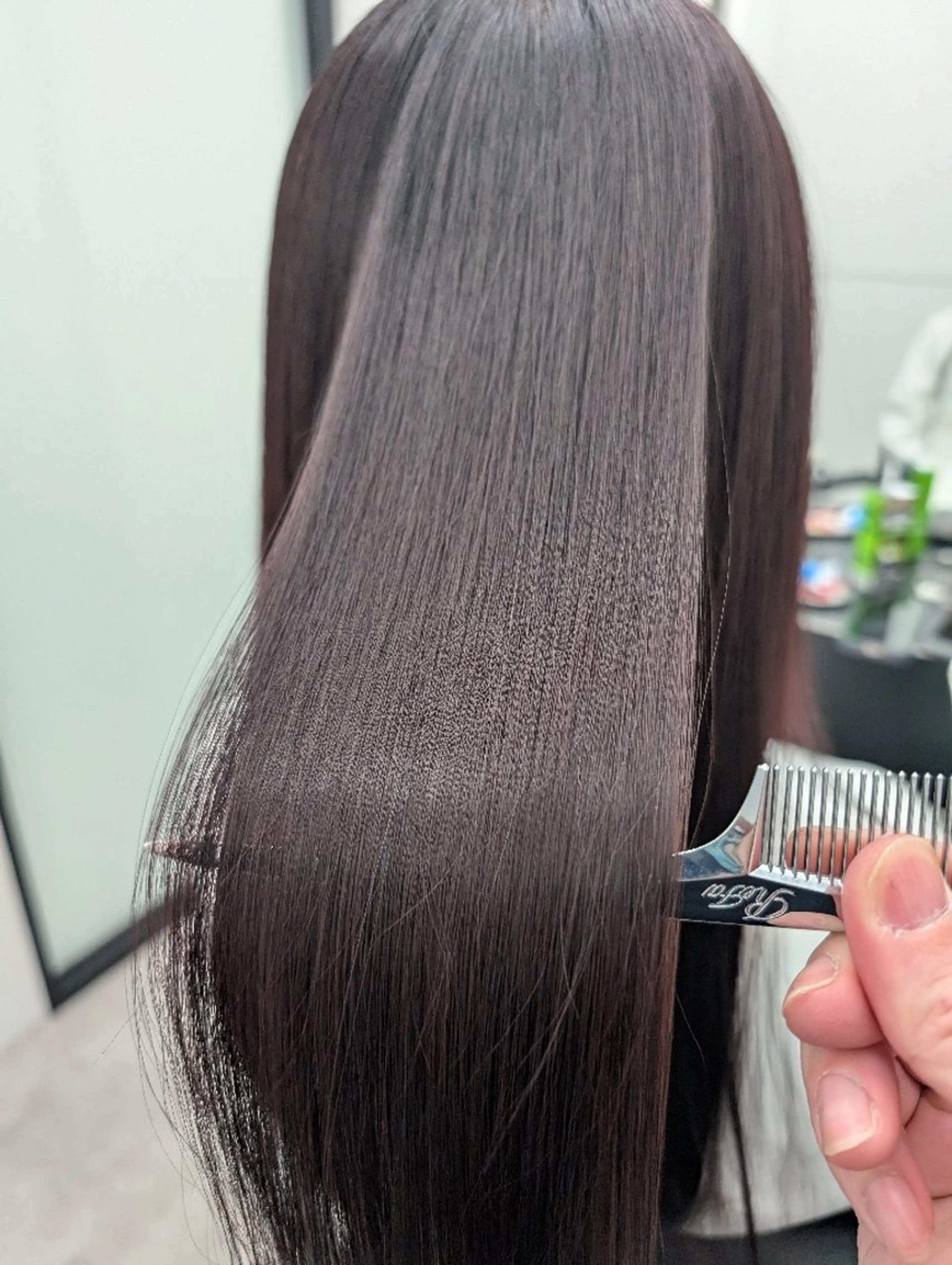 セミロング 艶髪／オリーブ系／ 肌が綺麗に見えるお色のヘアスタイル