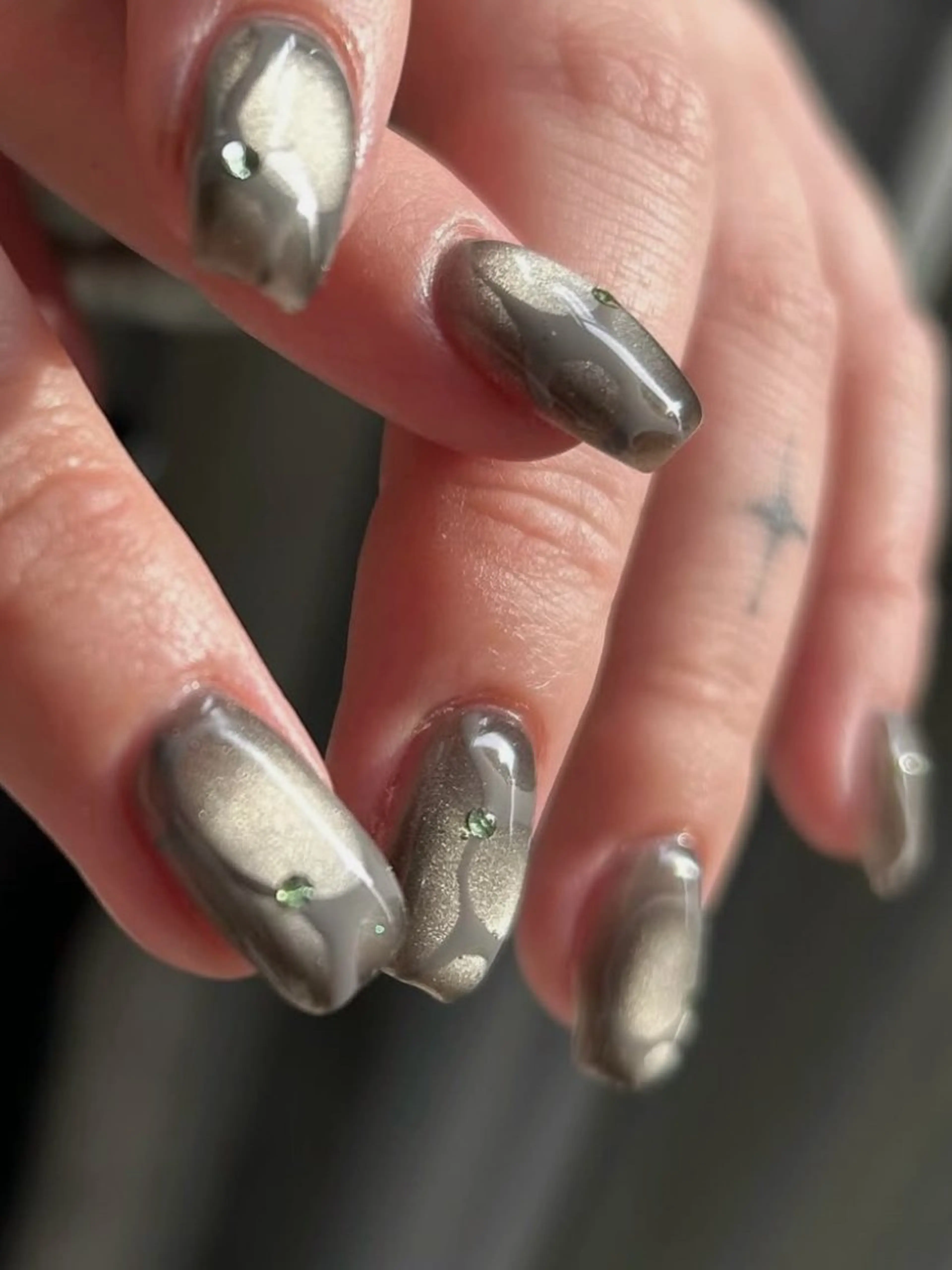 ネイル アートネイル マグネットネイル ニュアンスネイル ぷっくりネイル talo .のネイルデザイン