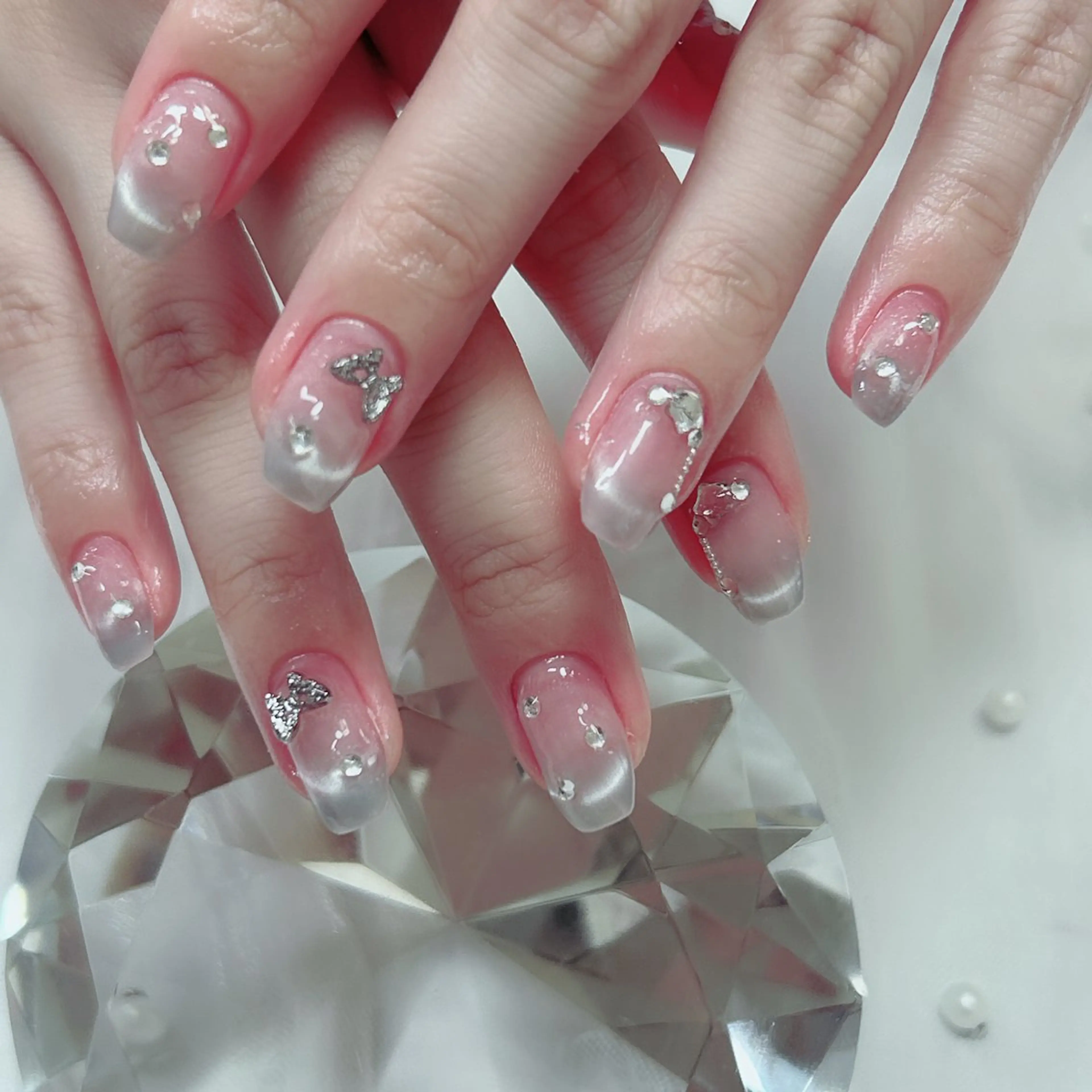 ネイル オーロラネイル フラワーネイル フレンチネイル キラキラネイル ラメ(グリッター) ハンドネイル Cute Tips nailのネイルデザイン
