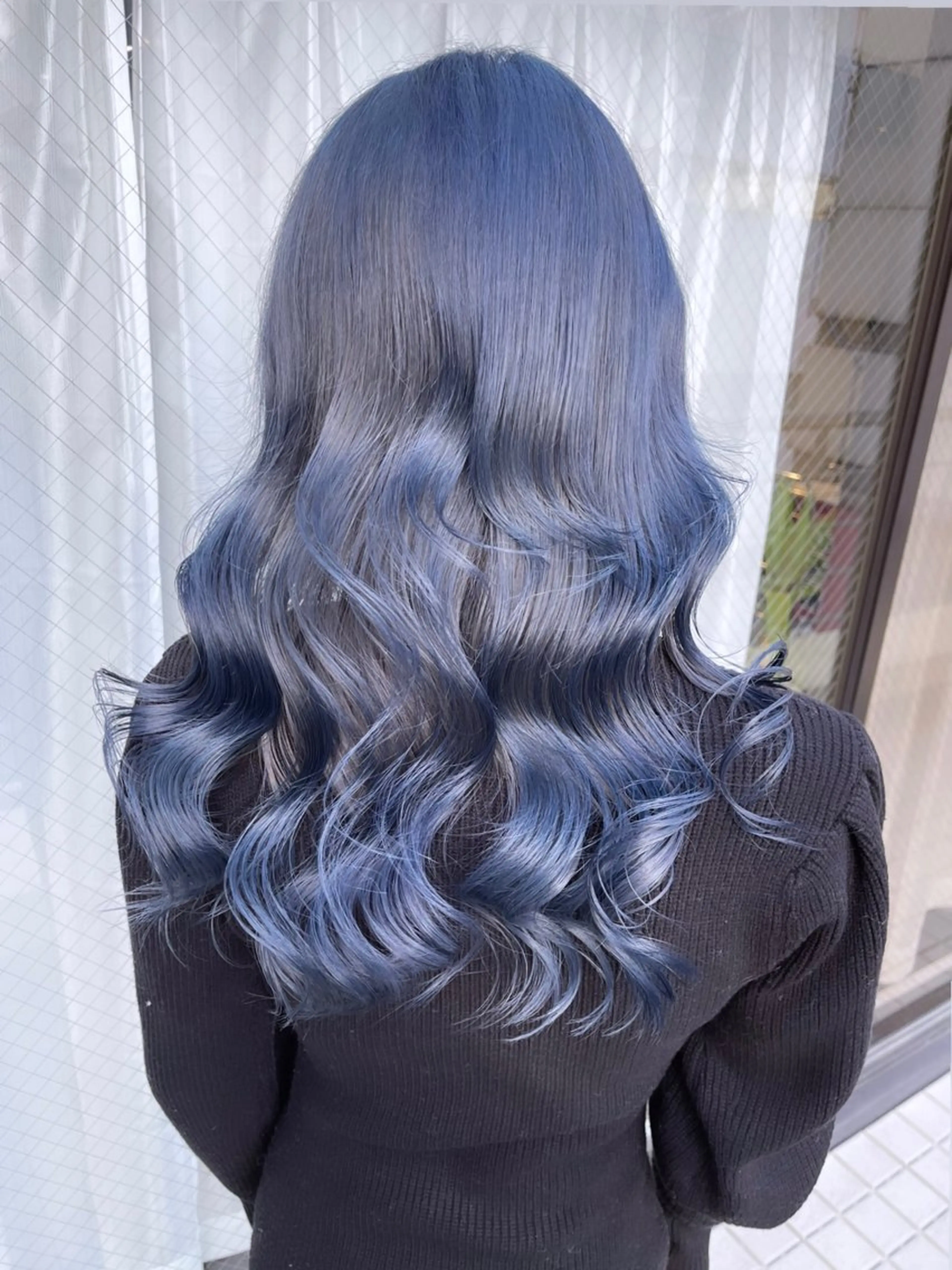 セミロング カラー ヘアアレンジ ベージュカラー ブリーチ イヤリングカラー ハイトーンカラー ミルクティーベージュ カット ヘアカラー トリートメント 髪質改善/レイヤー 縮毛矯正/ケラチン耀のヘアスタイル