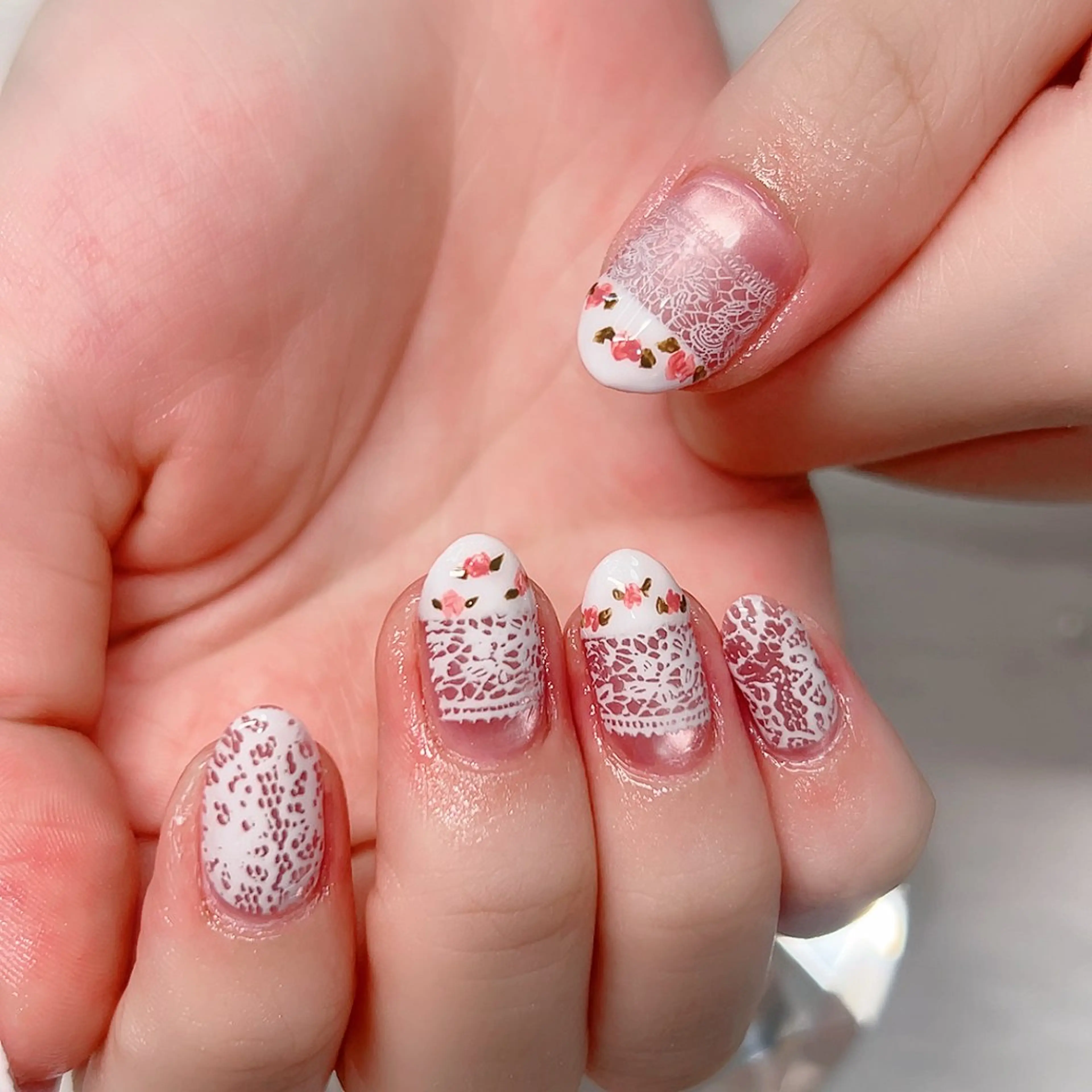 ネイル フラワーネイル ガーリー レース ブライダルネイル ホワイト Cute Tips nailのネイルデザイン