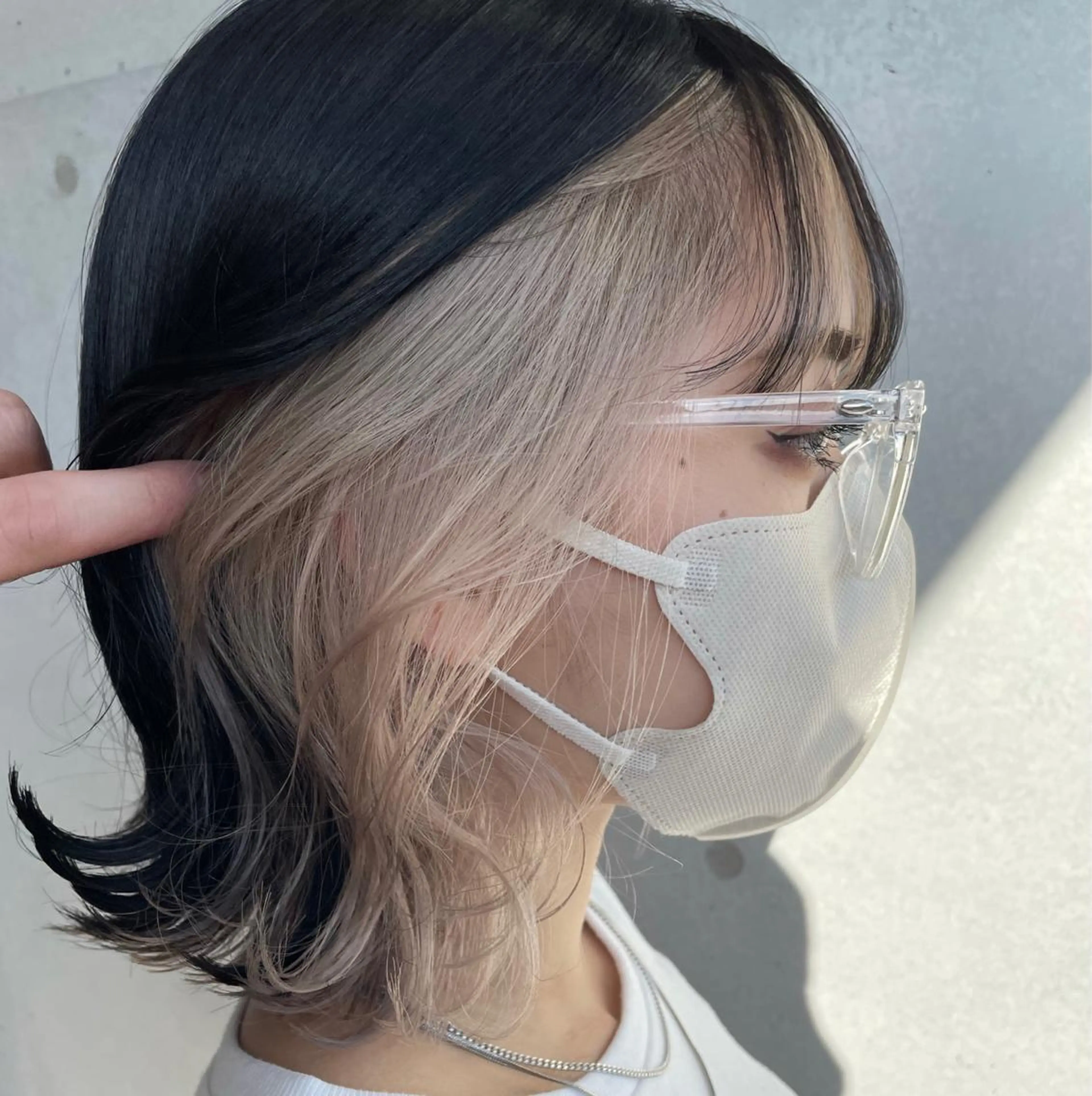 インナーカラー、イヤリングカラー  ブリーチ1回×カラー×2STEPトリートメントの写真