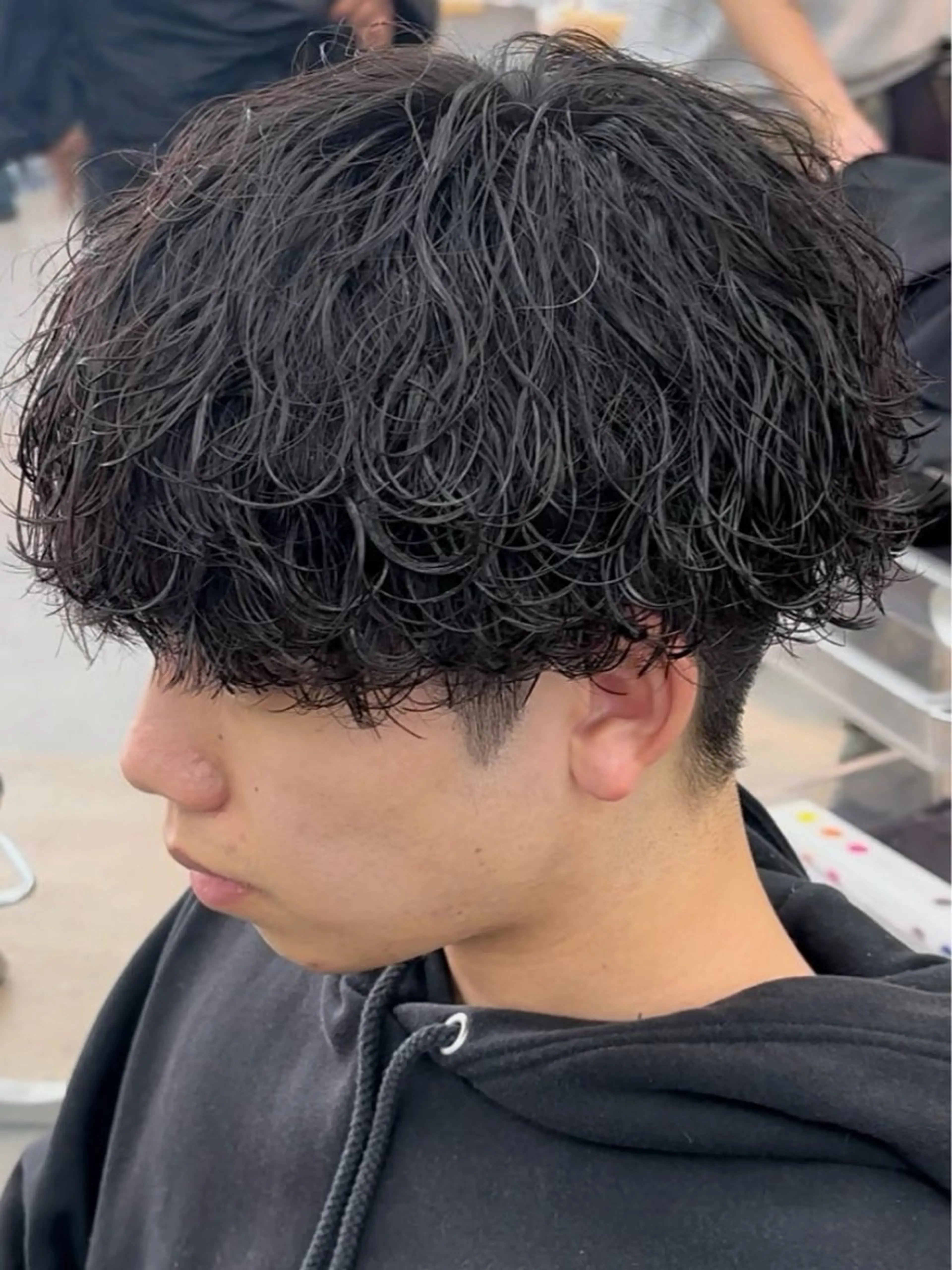 メンズ マッシュ 刈り上げ 波巻きパーマ 中川 稜のヘアスタイル
