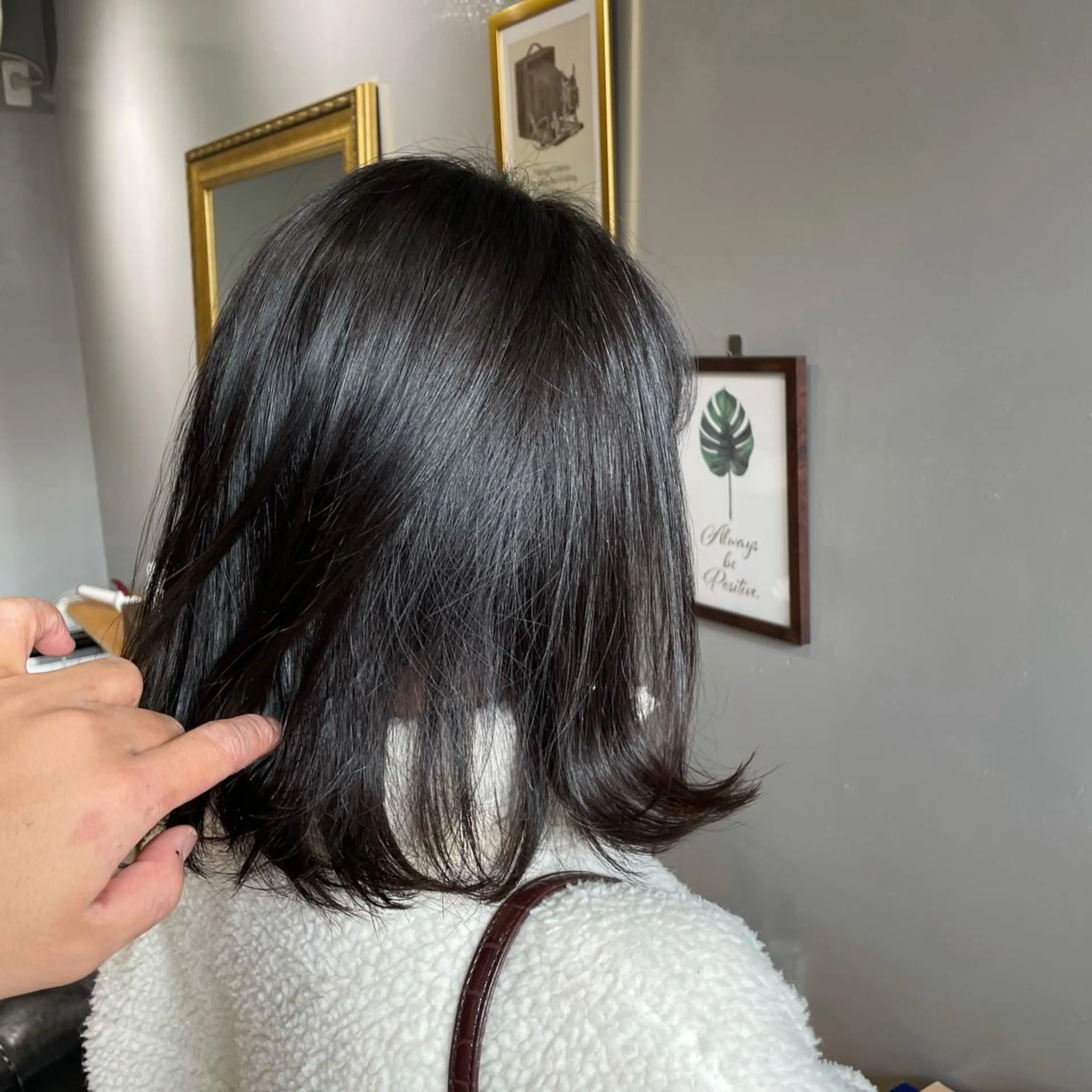 ミディアム ボブ 外ハネヘア 渡辺俊介 暗髪カラー /美髪矯正/髪質改善のヘアスタイル