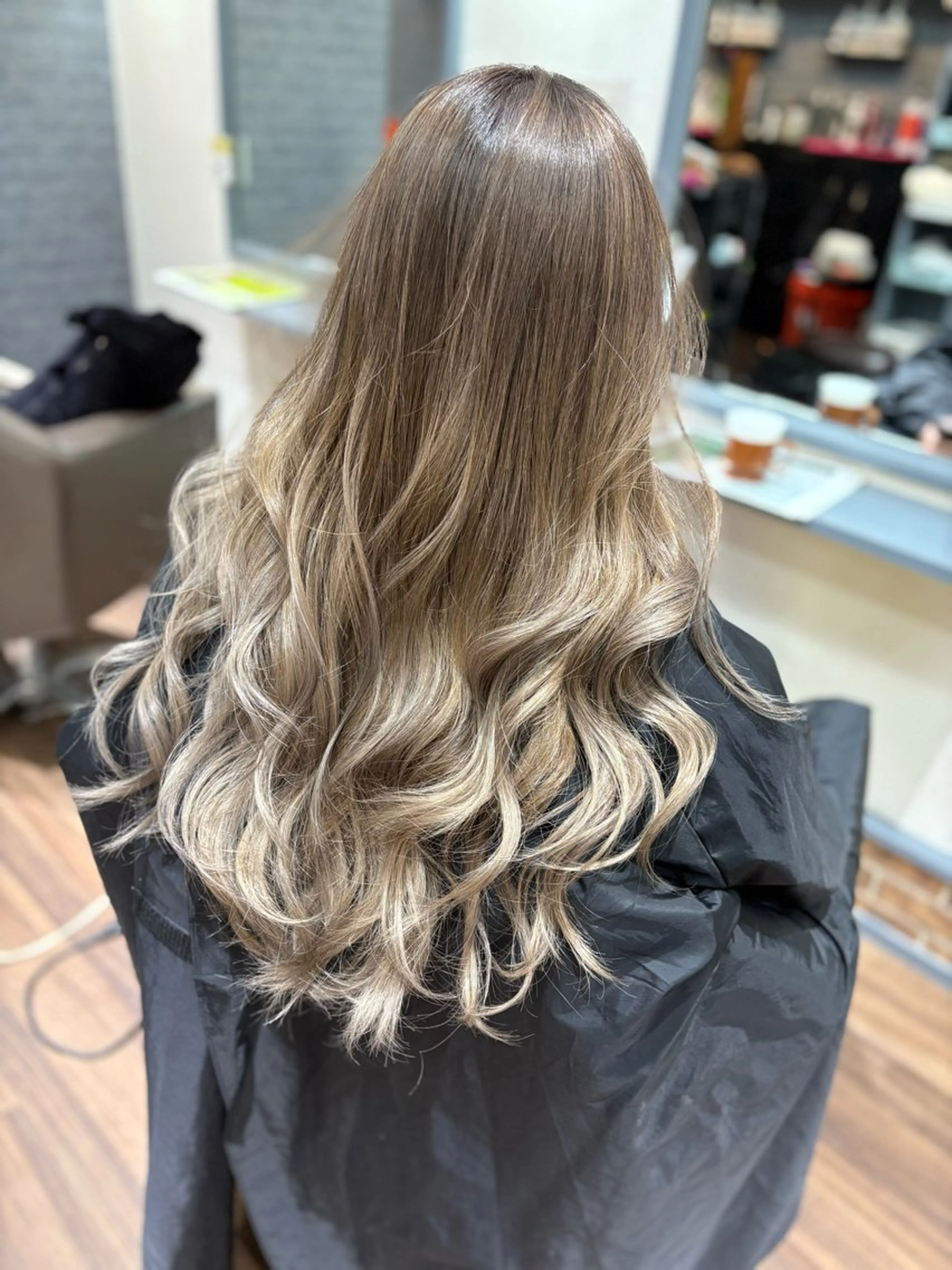 ロング カラー ヘアアレンジ ベージュカラー ブリーチ 透明感カラー ハイトーンカラー ミルクティーベージュ ヘアカラー 三輪 太一のヘアスタイル