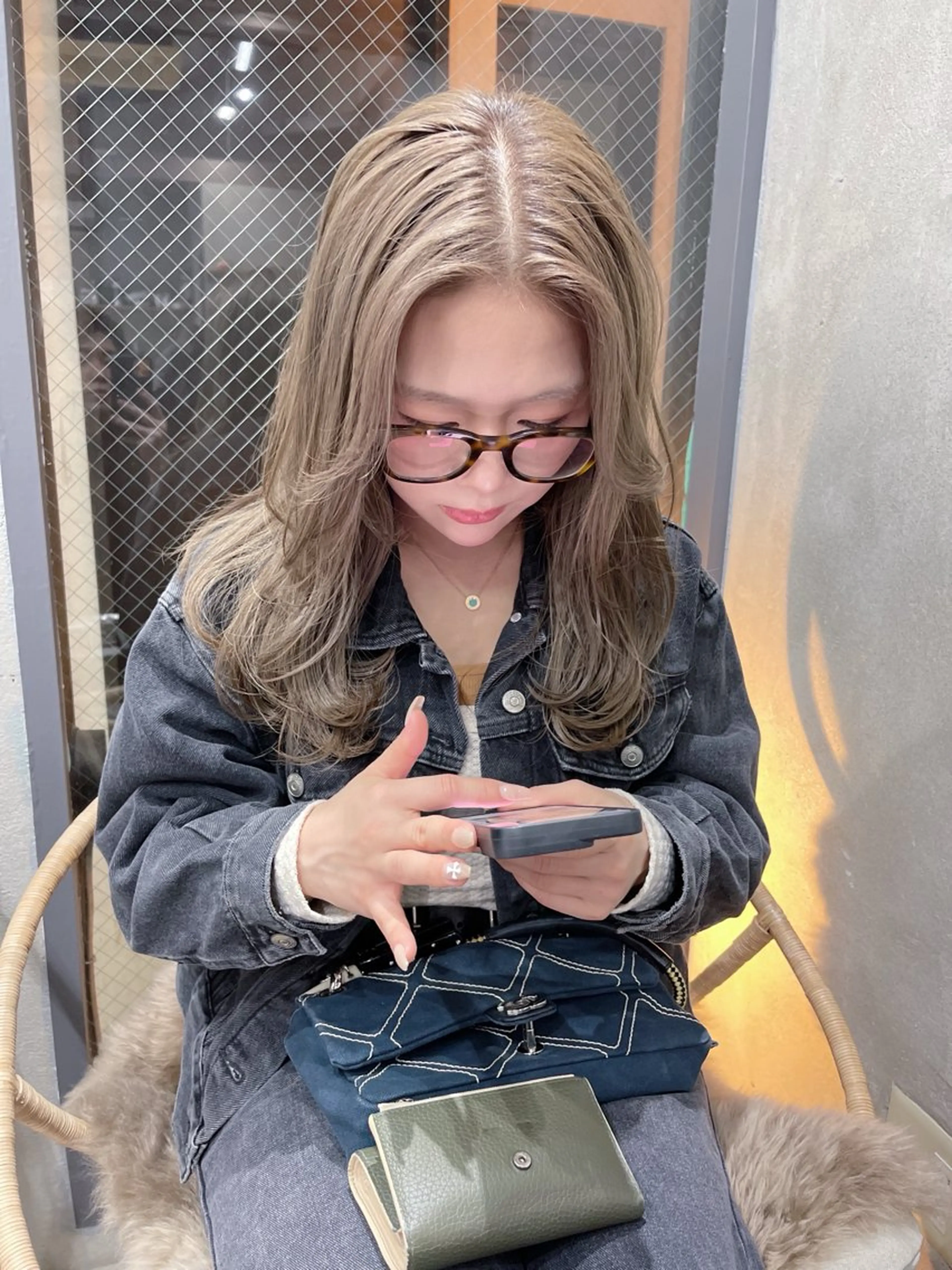 ミディアム カラー ベージュカラー ミルクティーベージュ レイヤーカット AiM 大名　似合わせカットのヘアスタイル