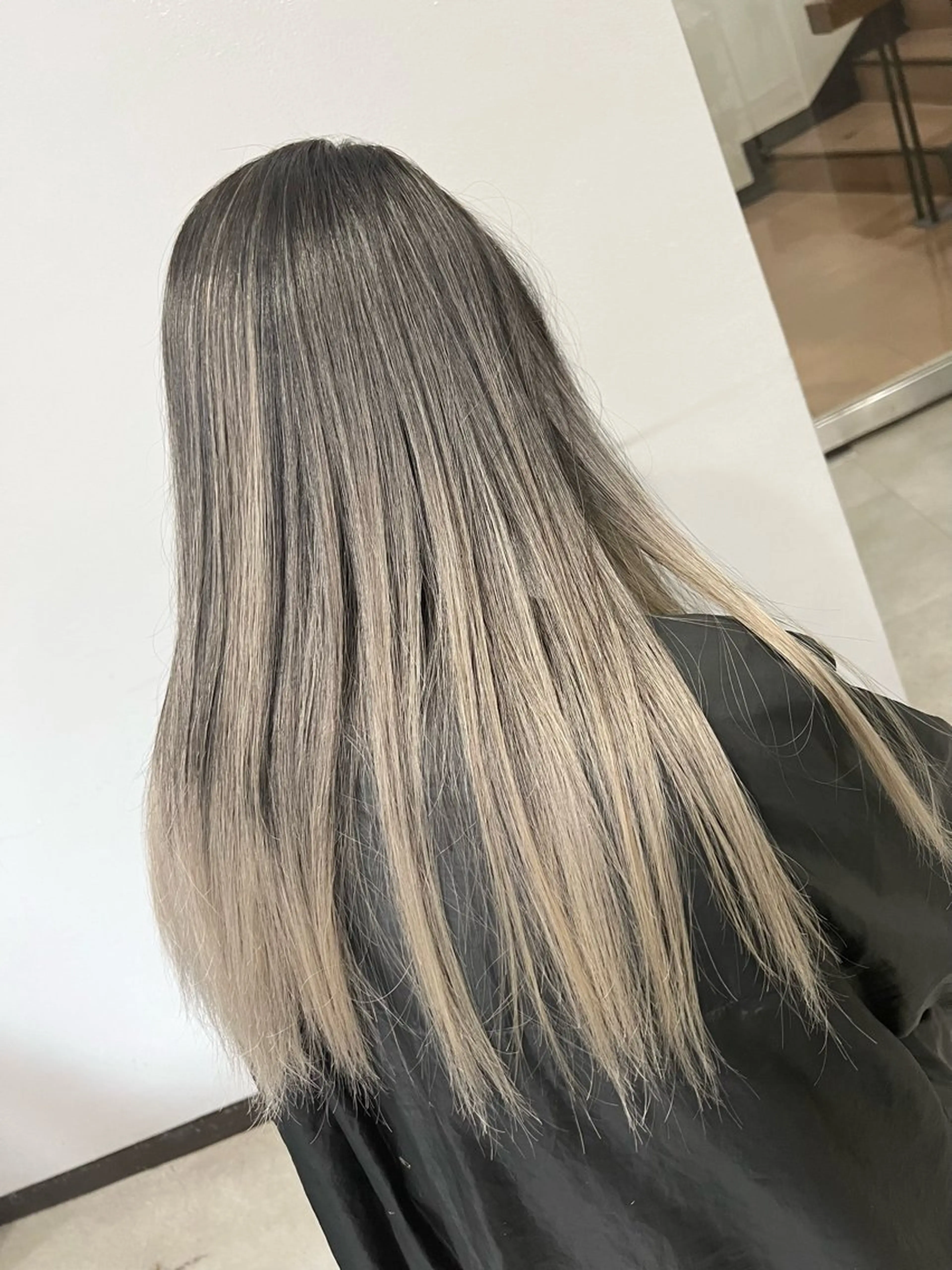 ロング カラー バレイヤージュ グラデーションカラー グレージュ レイヤーカット 寺嶋 貴大のヘアスタイル
