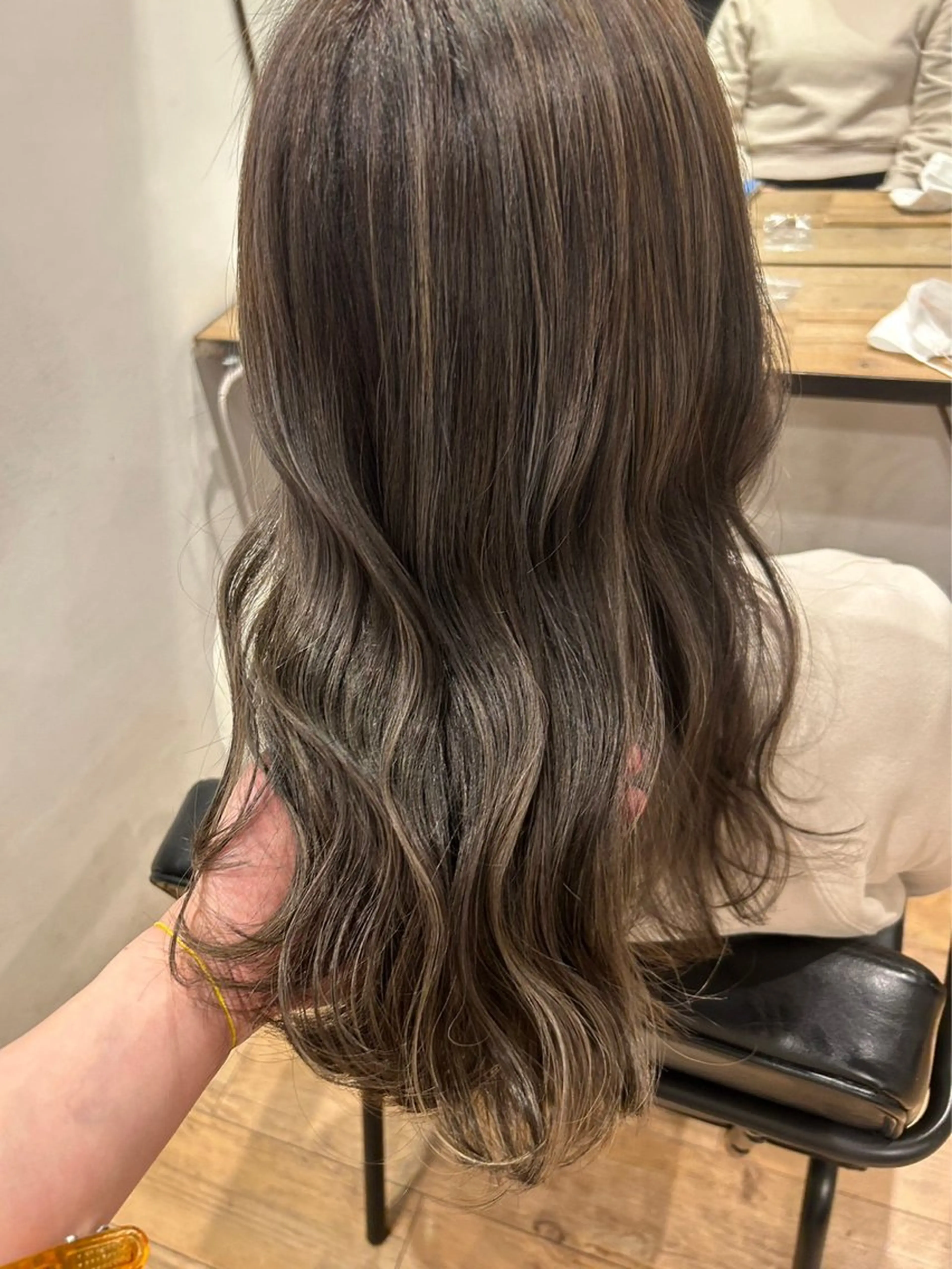 ロング カラー ハイライトカラー イルミナカラー ハイライト なつめ🐶ショート ベージュカラーのヘアスタイル