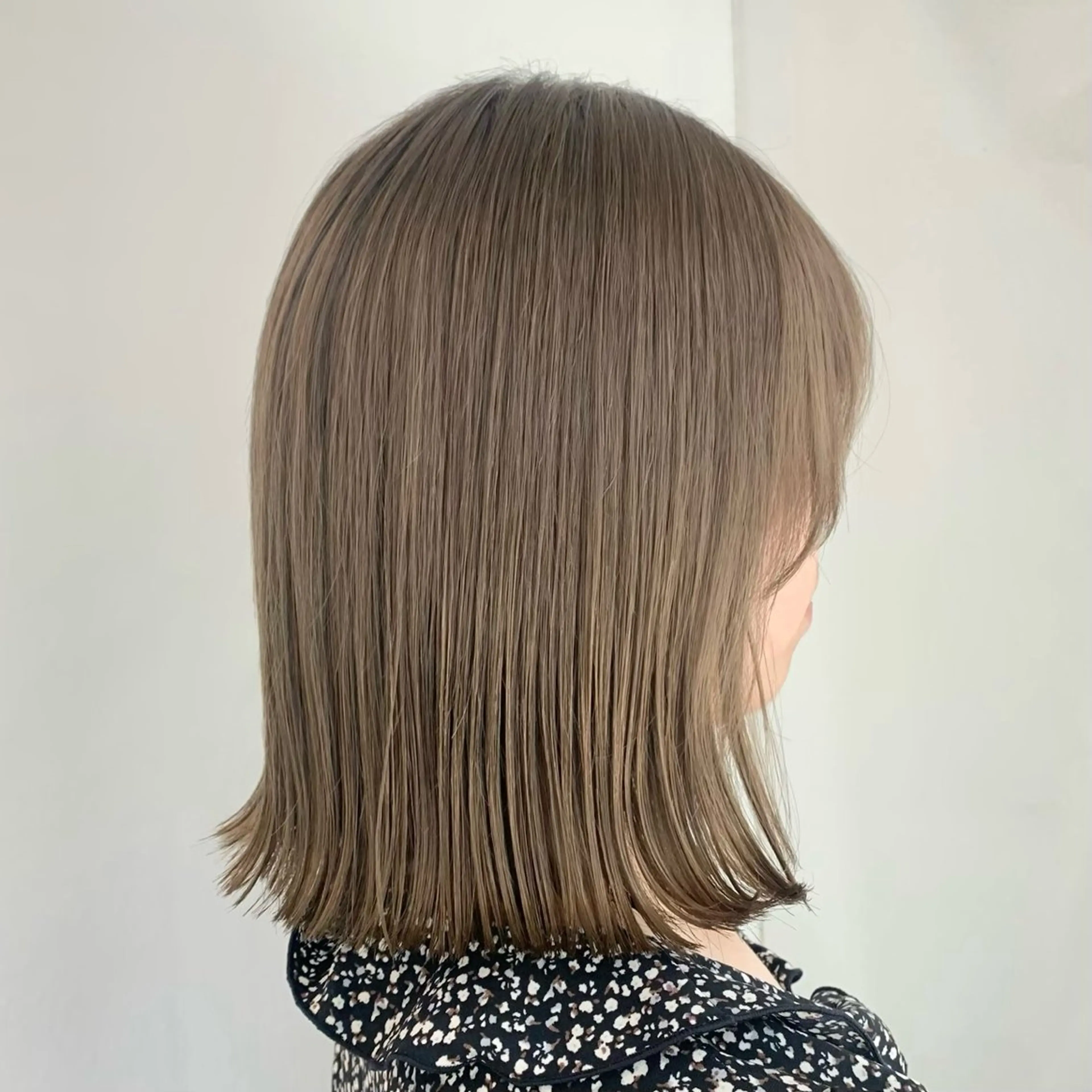 ミディアム カラー ブリーチ まろやかベージュ／ JOのヘアスタイル