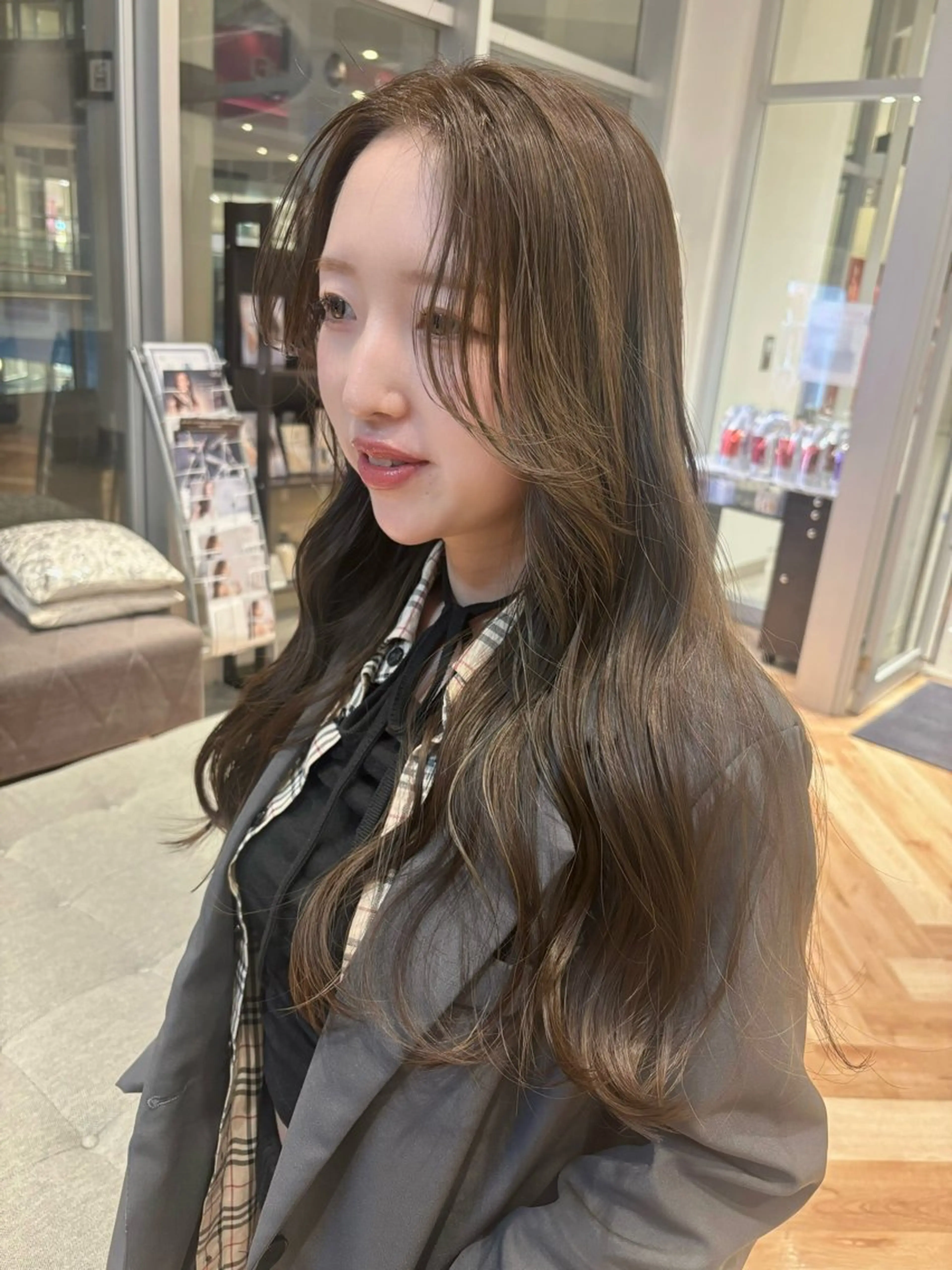 ロング カラー ベージュカラー ブリーチ ブリーチなしカラー オリーブベージュ カット ヘアカラー トリートメント 透明感カラー/ レイヤーkotonoのヘアスタイル