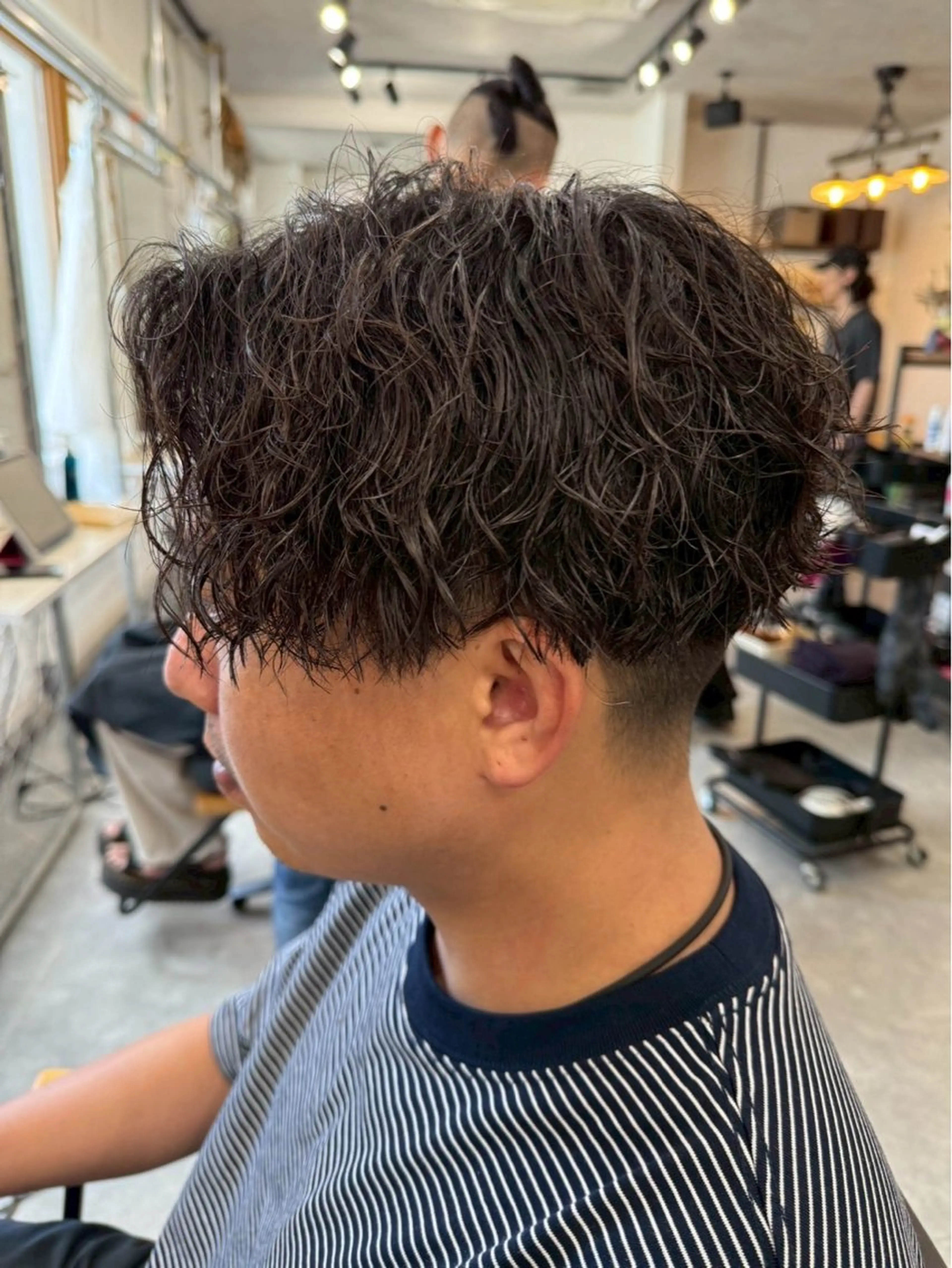 ショート パーマ メンズ センターパート フェードカット マッシュ メンズパーマ スペインカール 宮下 遼太のヘアスタイル