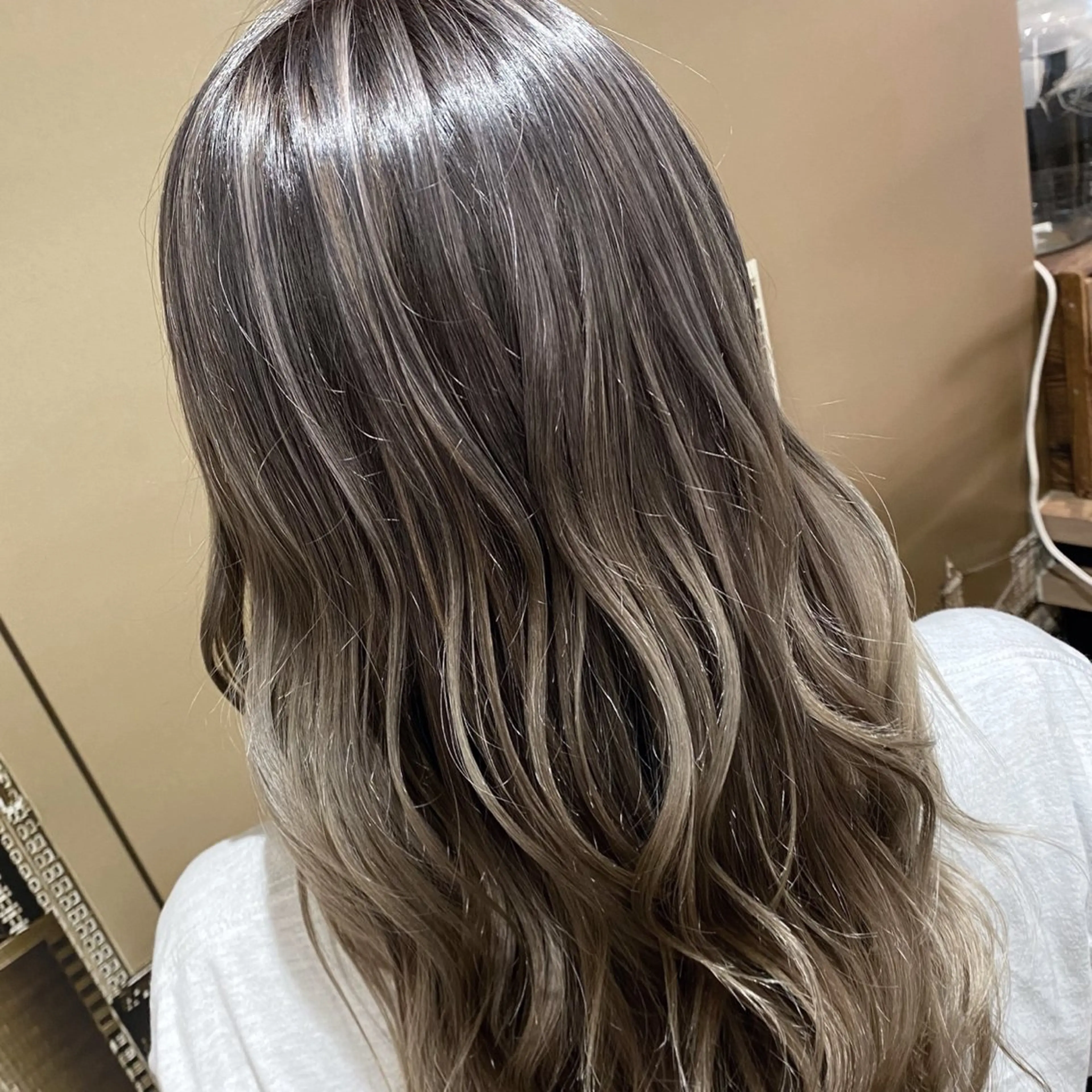 ミディアム カラー アッシュ バレイヤージュ ベージュカラー ブリーチ ケアブリーチ 髪質改善カラー韓国風 レイヤーtudaのヘアスタイル