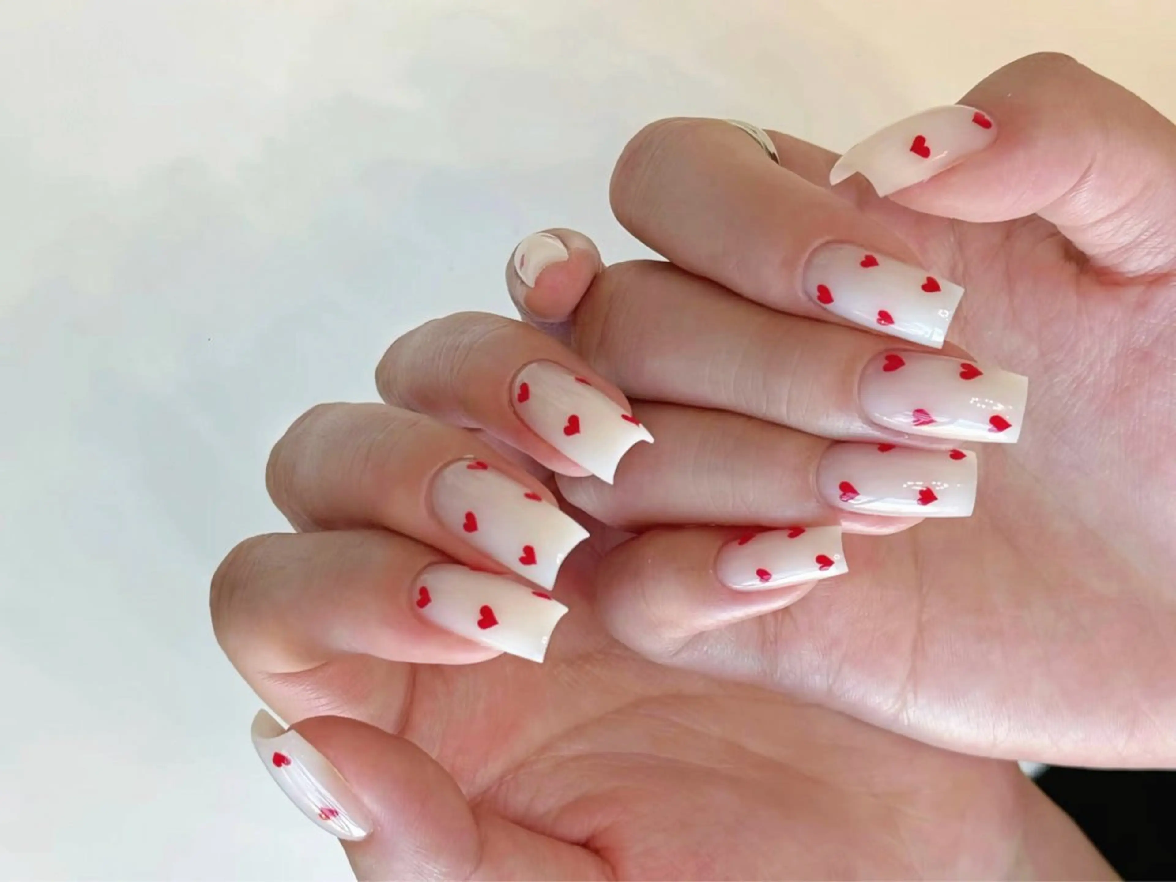 ネイル ハート 赤色 シンプルネイル ホワイト ハンドネイル ハンドケア DarkHoney 池袋店のネイルデザイン