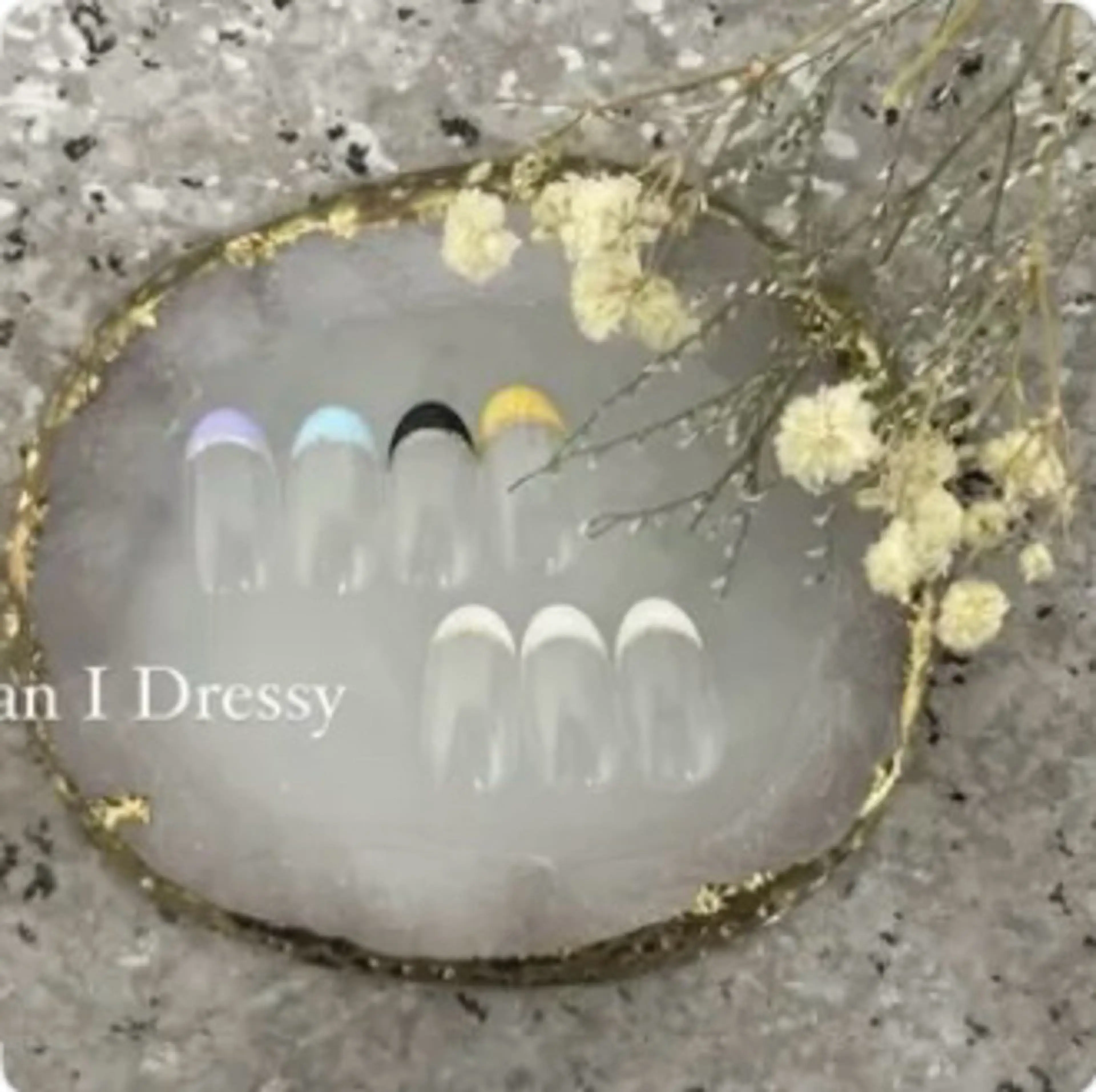 オフなし フレンチネイル根本がクリアのデザインです。ドライケア、ファイリング込みの写真