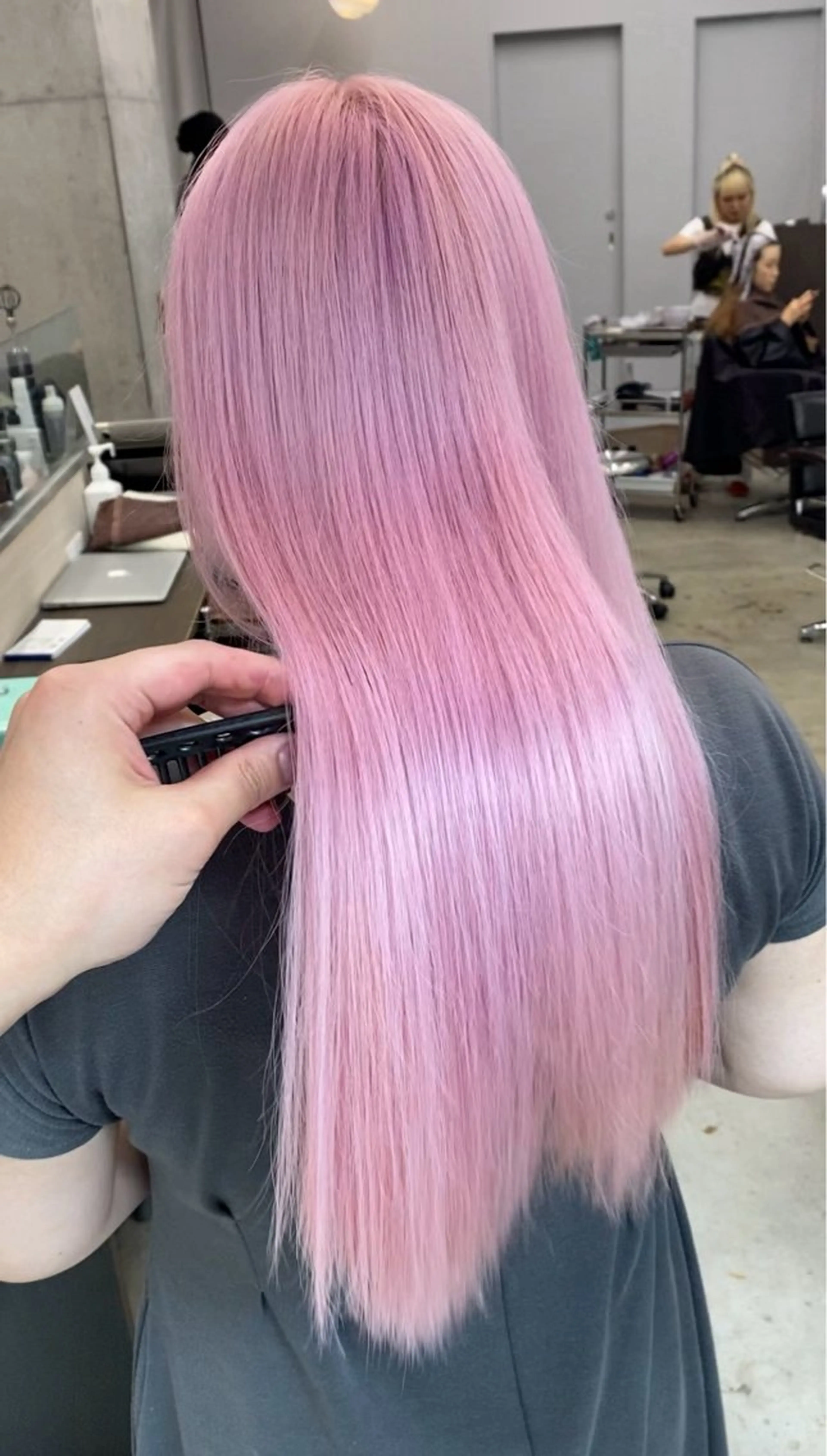 ロング カラー ブリーチ ピンクカラー ホワイトピンク 【ケアブリーチ】 ヴァーディーのヘアスタイル