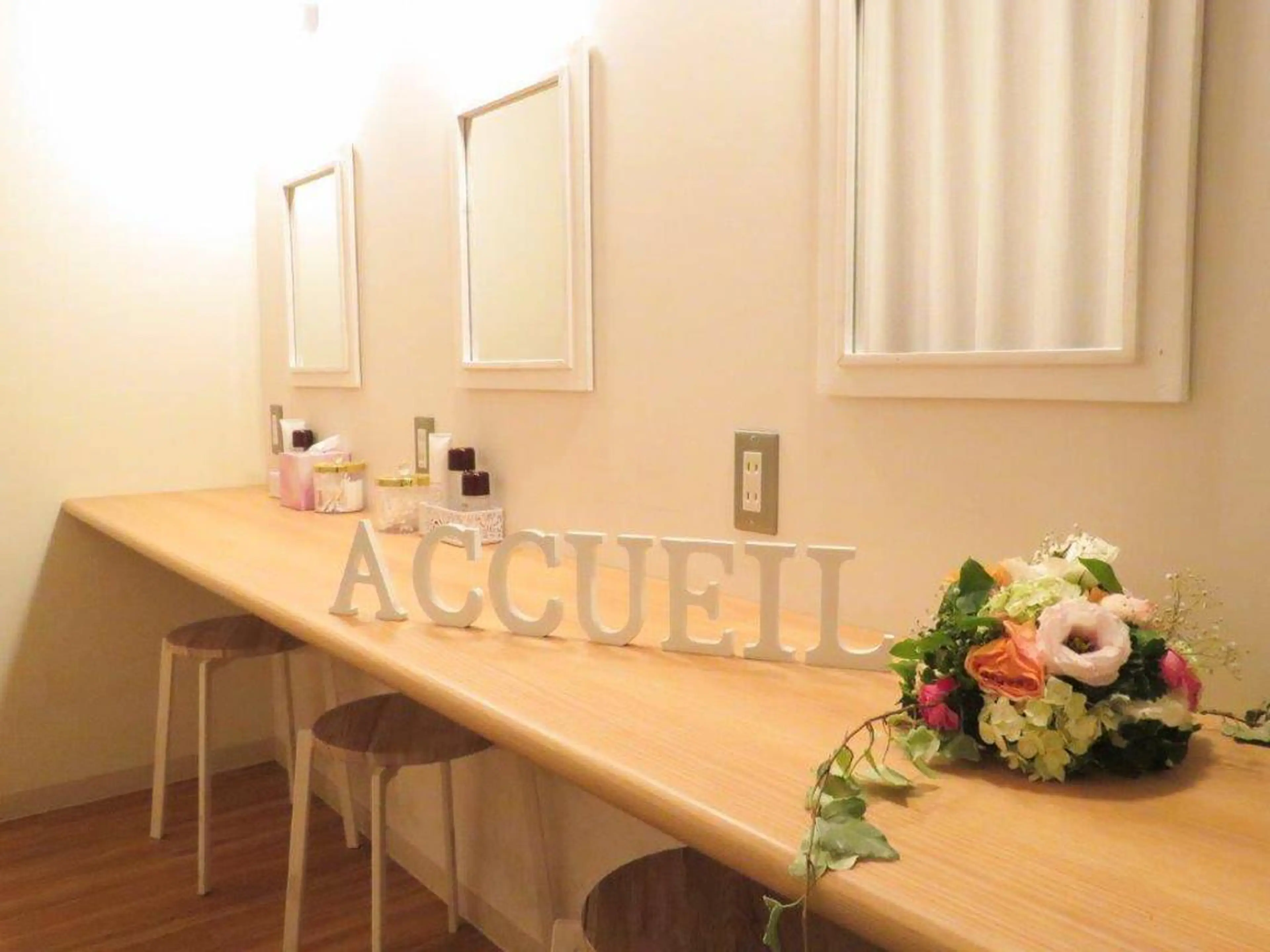 ミディアム カラー パーマ ヘアアレンジ メンズ キッズ ネイル マツエク・マツパ エステ リラク ニキビ・肌質改善専門 ♡人生が変わるサロンのエステ・リラクイメージ