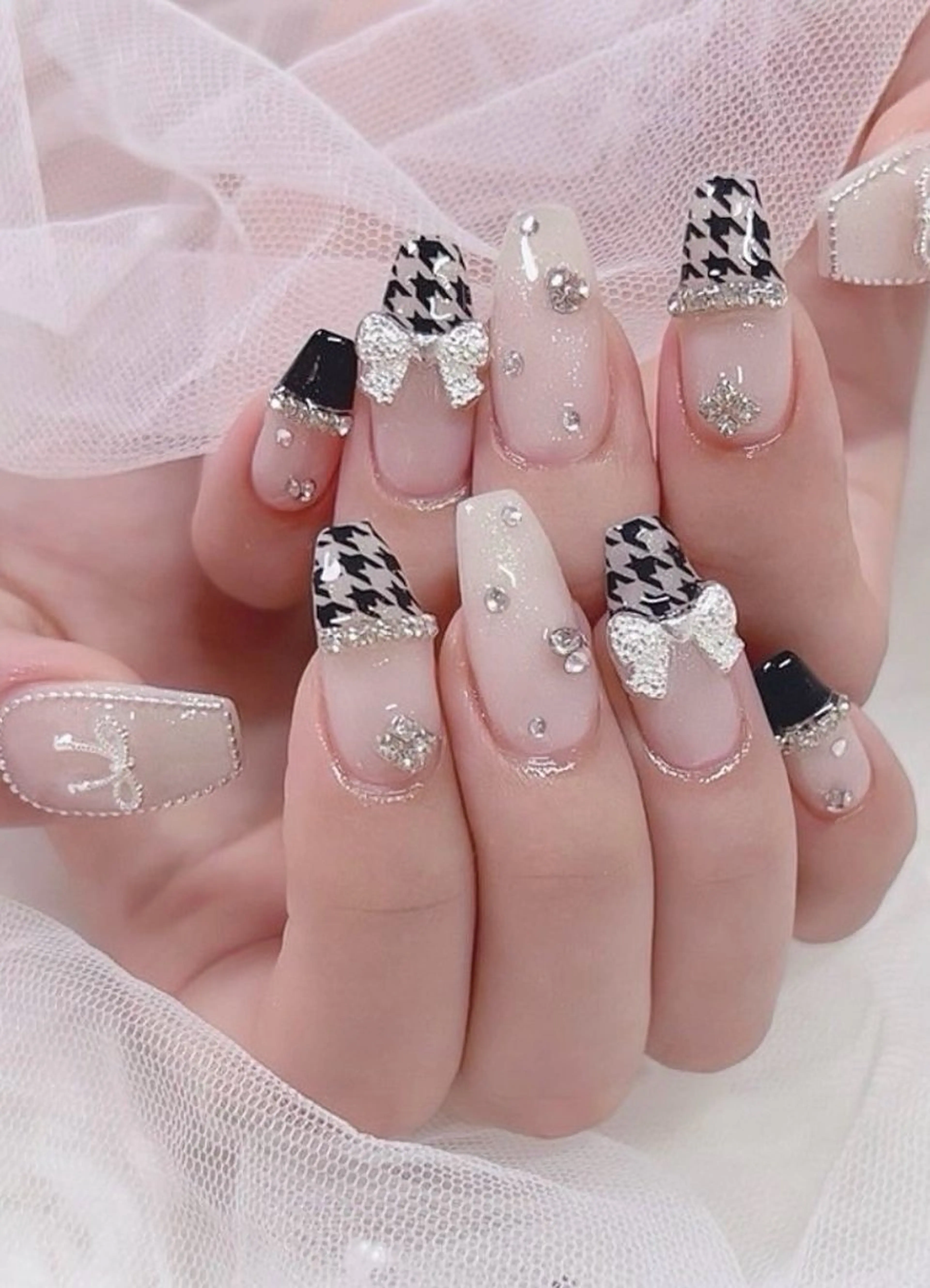 ネイル マグネットネイル ピンク ネイルチップ 冬ネイル クリスマス ハンドネイル Lee Nailsのネイルデザイン