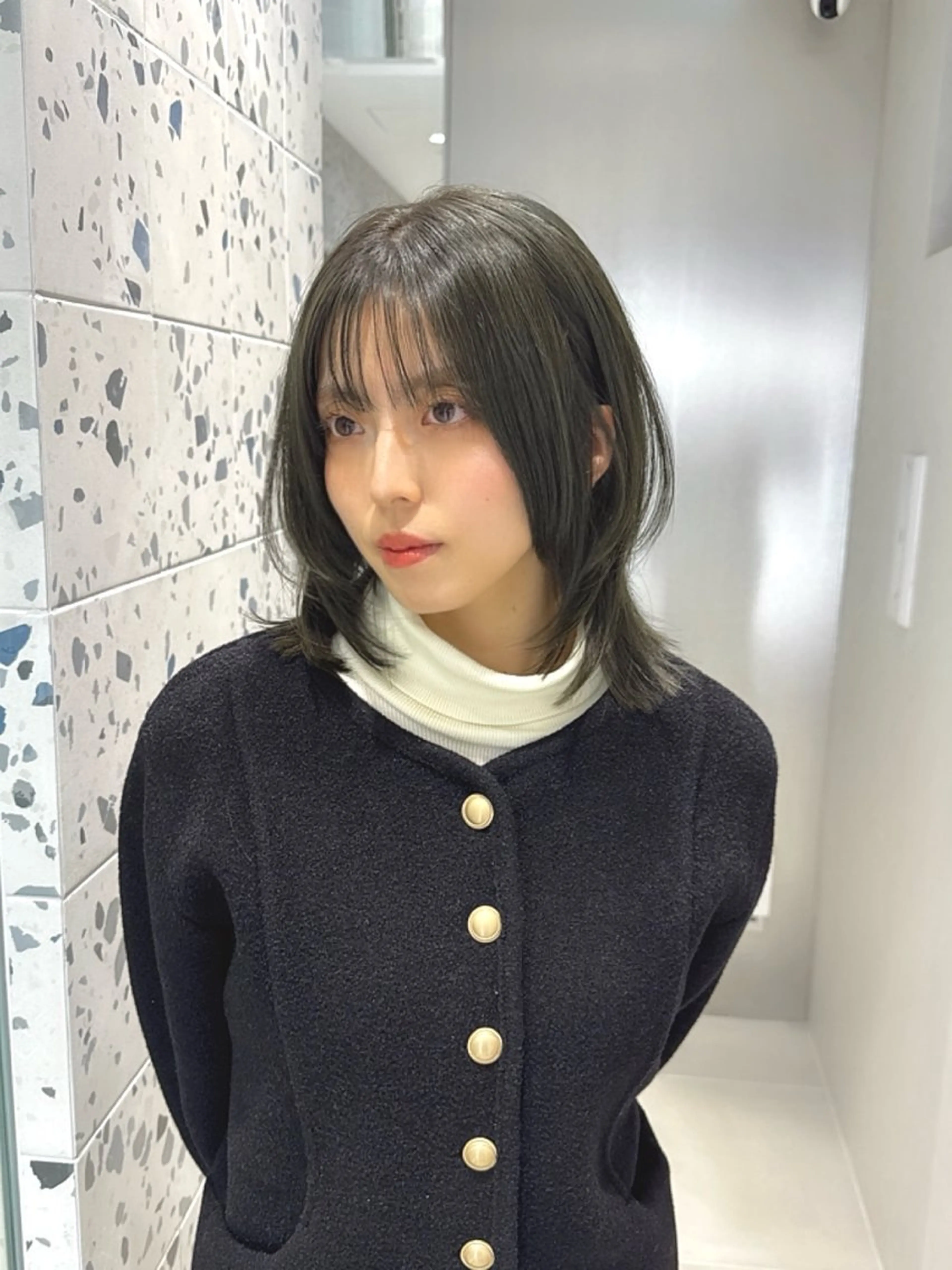 ミディアム カラー ブリーチ グレージュ ブリーチなしカラー オリーブグレージュ オリーブグレー カット ヘアカラー トリートメント 矢野 晃平のヘアスタイル