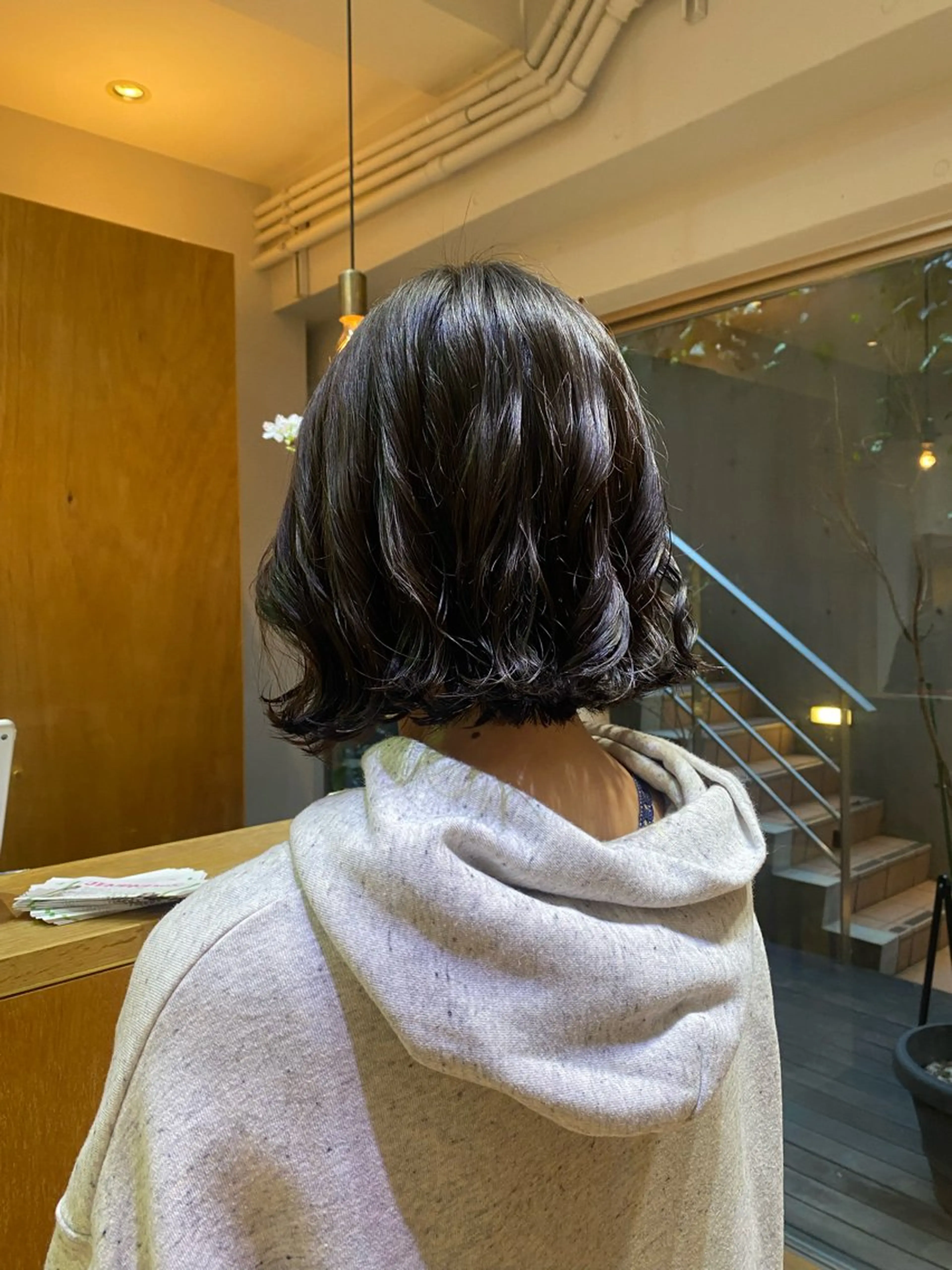 ショート ボブ カット パーマ 大人可愛い♡コテ巻き パーマ🌼杉田 萌恵のヘアスタイル