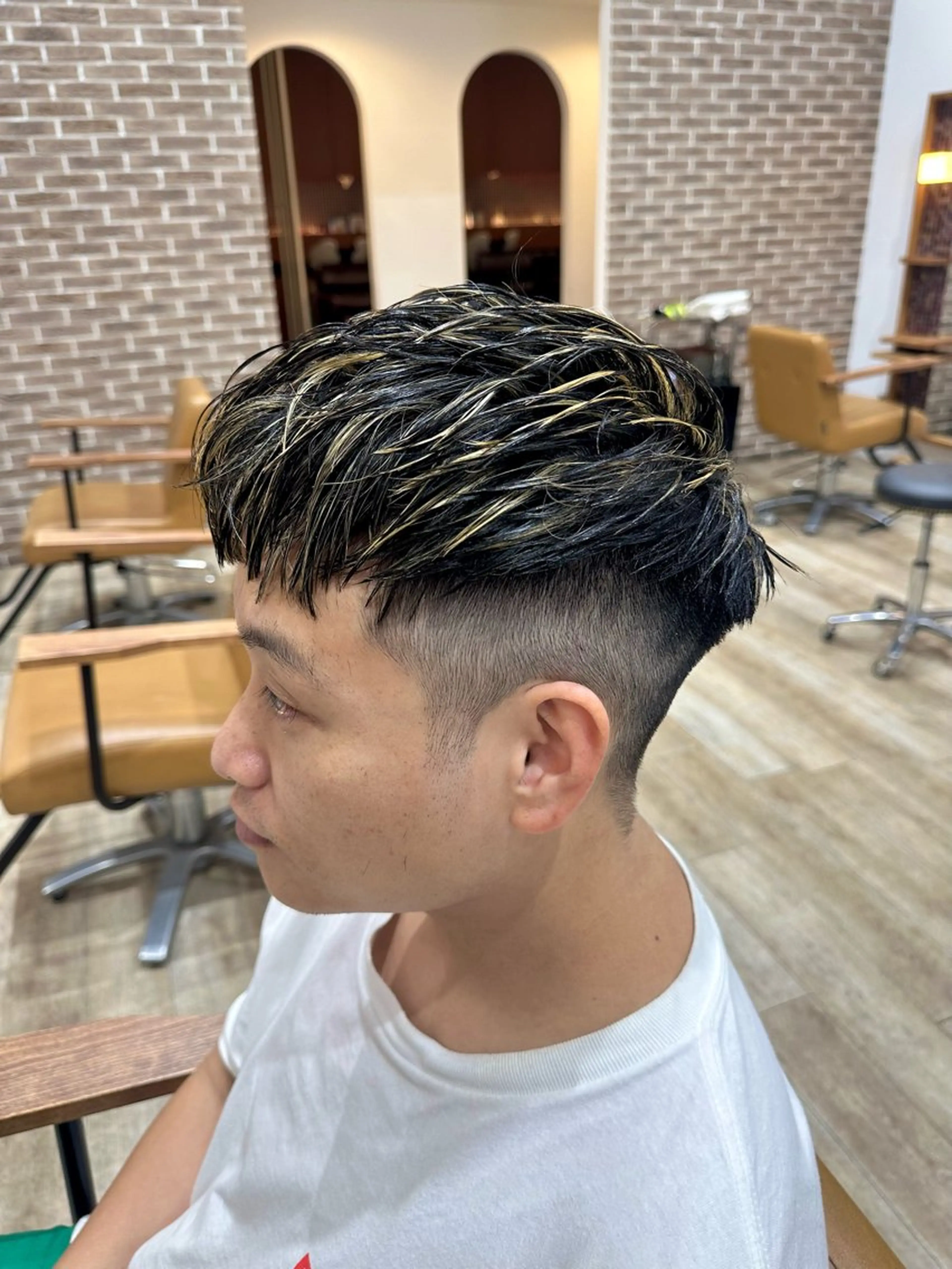 ショート カラー メンズ メンズブリーチ メンズハイライト マッシュ メンズパーマ メンズショート 堀江/レイヤーカット 𝒀𝑼𝑻𝑶のヘアスタイル