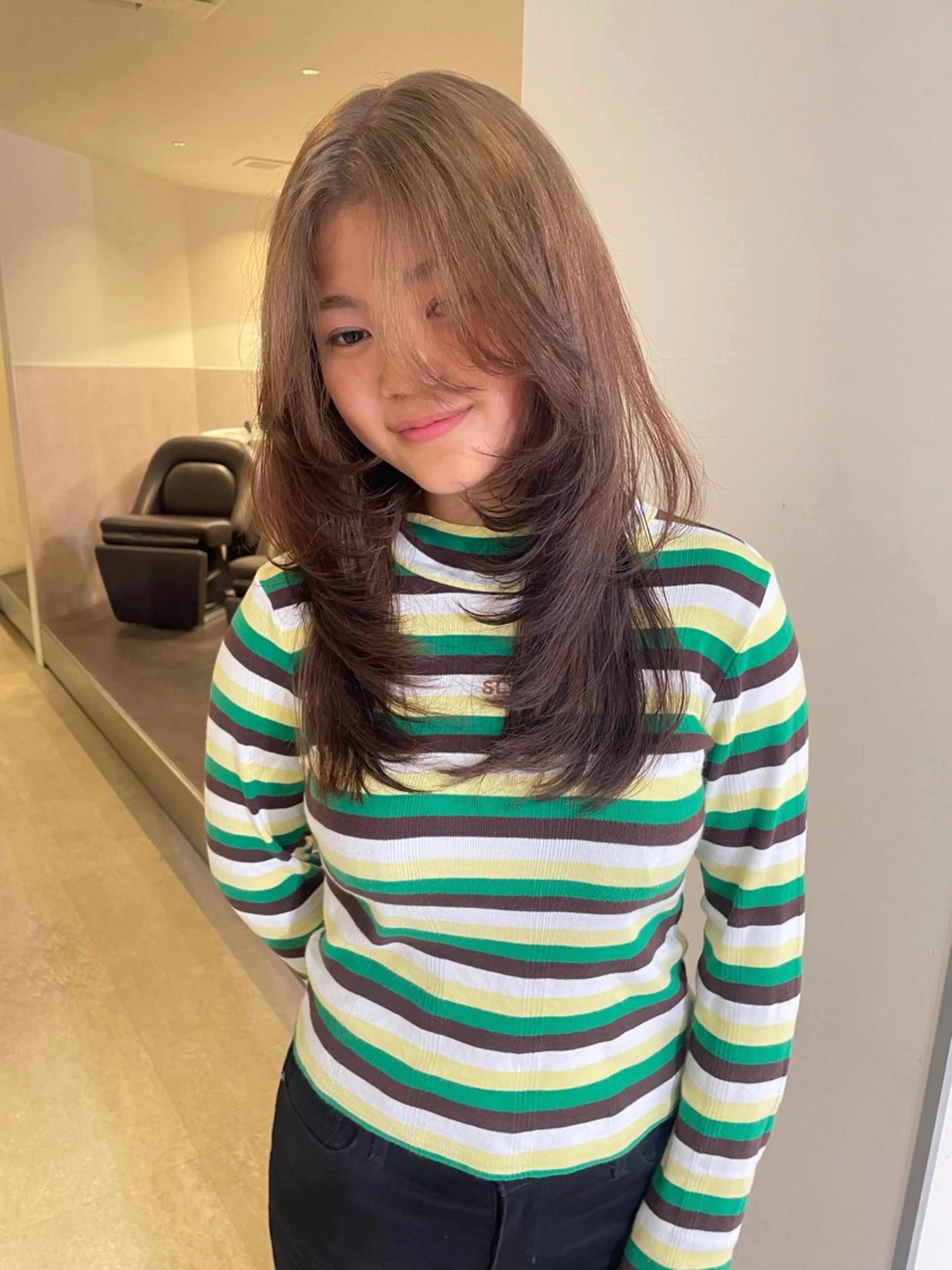 セミロング カラー ベージュカラー ブリーチ ブロンド ケアブリーチ デザインカラー カット ヘアカラー トリートメント MIU/ルーツカラー 顔まわりレイヤーのヘアスタイル