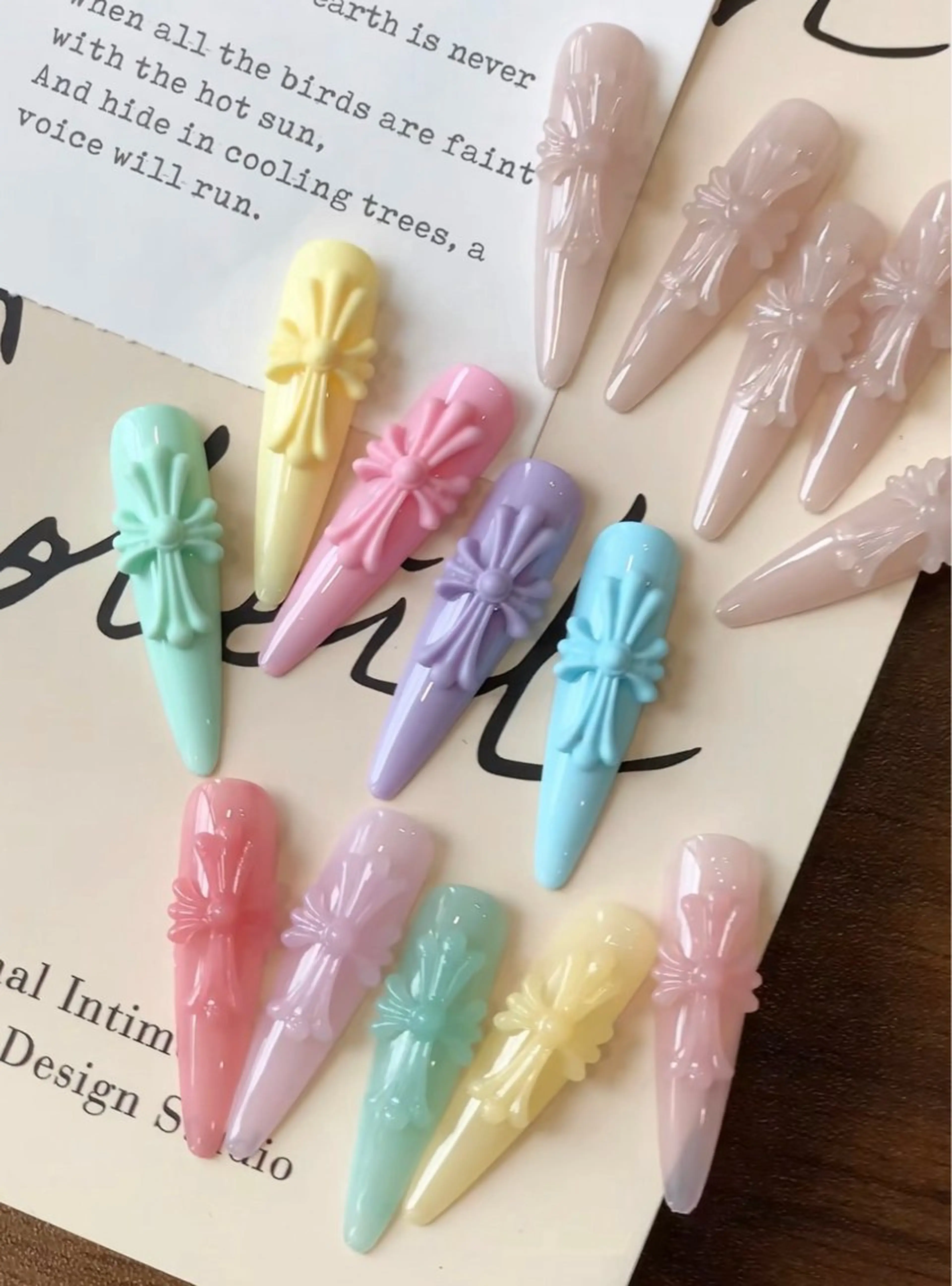 【SNS人気】自爪・🖤ワンカラー➕クロムハーツ4個🖤の写真