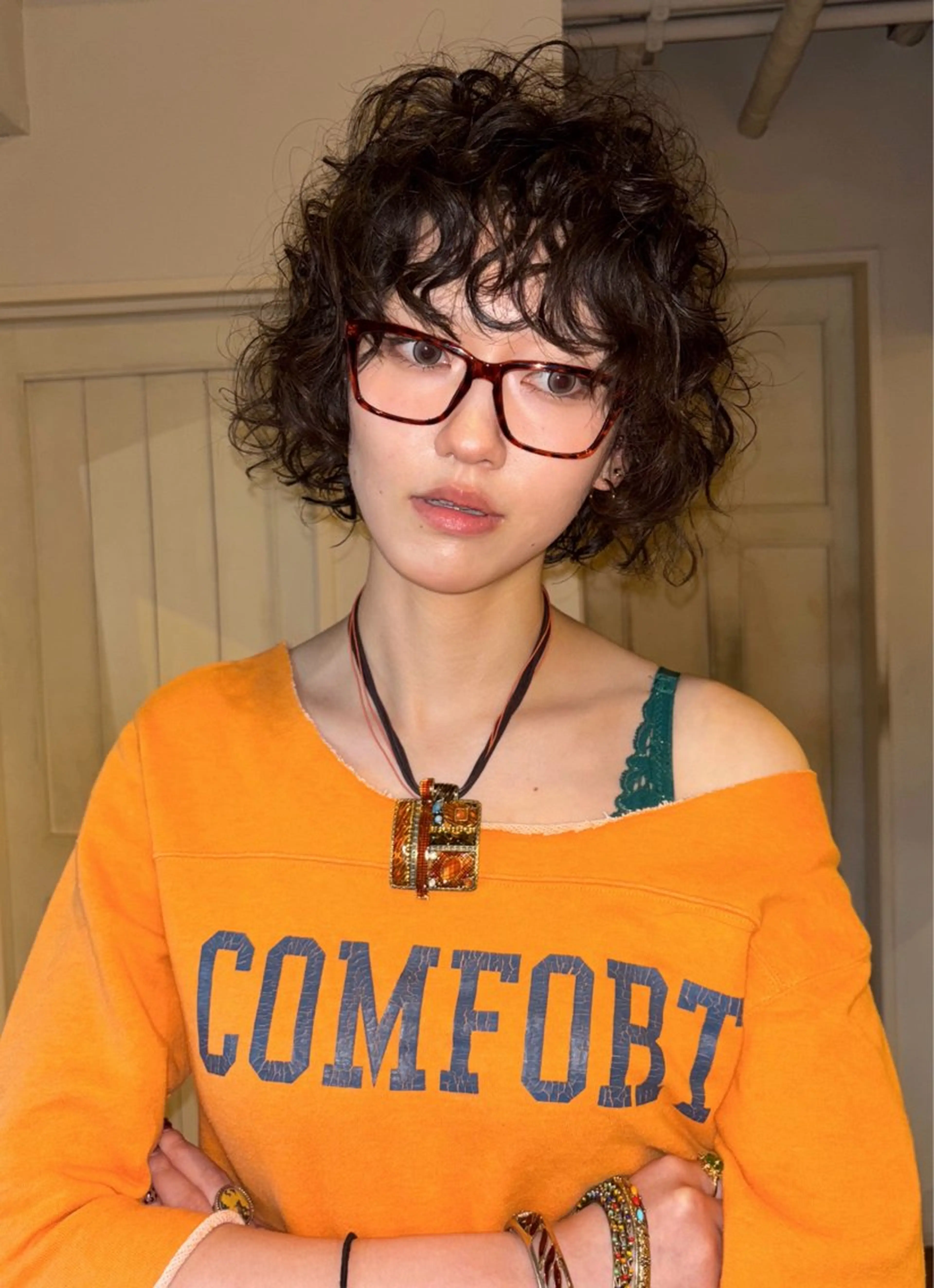 ショート くせ毛 ファッションに 溶け込むstyleのヘアスタイル