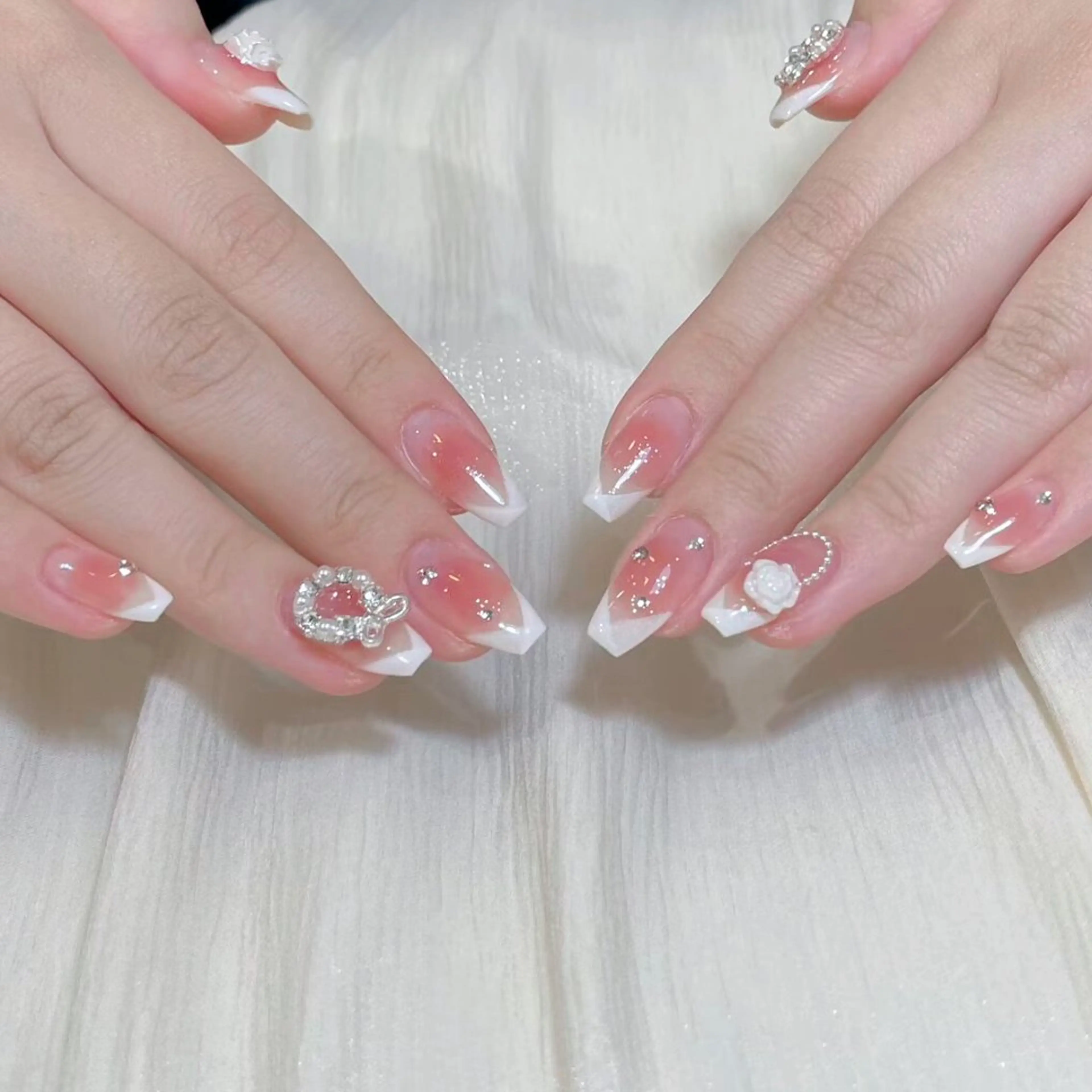 ネイル アートネイル オーロラネイル キラキラネイル 韓国ネイル マグネットネイル ハンドネイル ハンドケア Plenty 💞のネイルデザイン