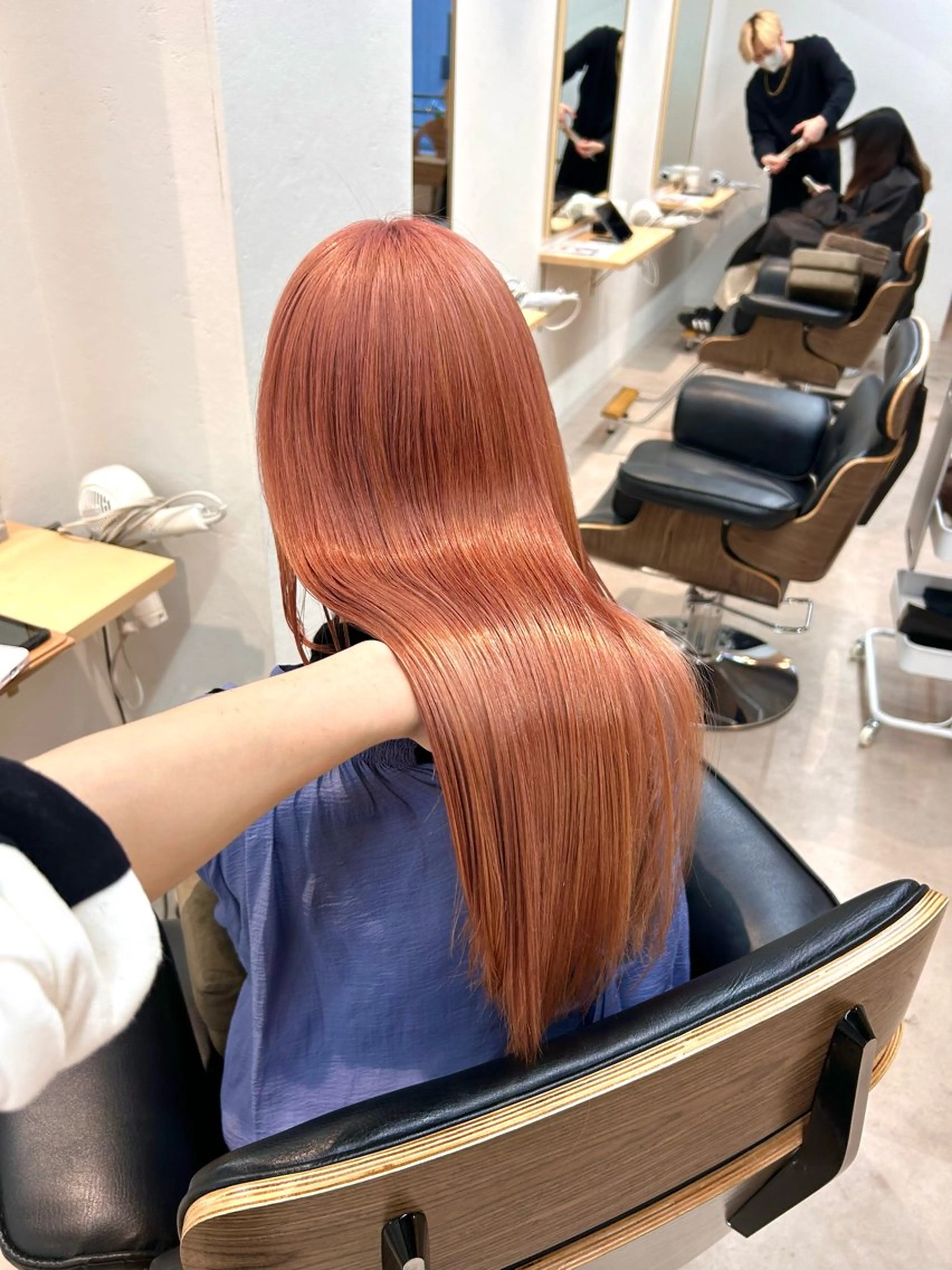 ロング カラー オレンジ オレンジピンク ピンクカラー カット ヘアカラー トリートメント 艶カラー/レイヤー/ ハイトーン/まなみのヘアスタイル