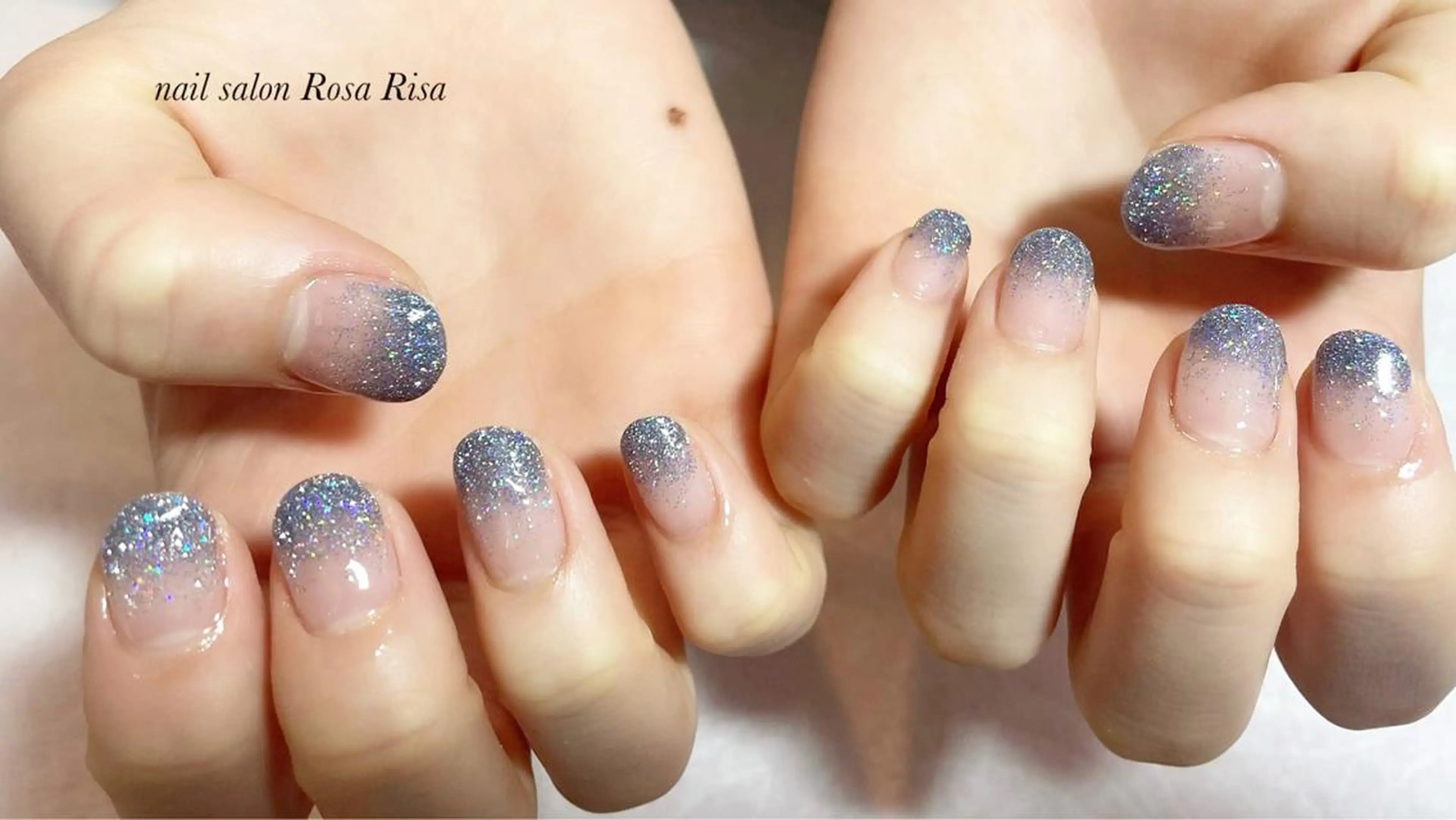 ミディアム ネイル フラッシュネイル ラメ(グリッター) ネイルスタジオ シェイクユアハンズのネイルデザイン