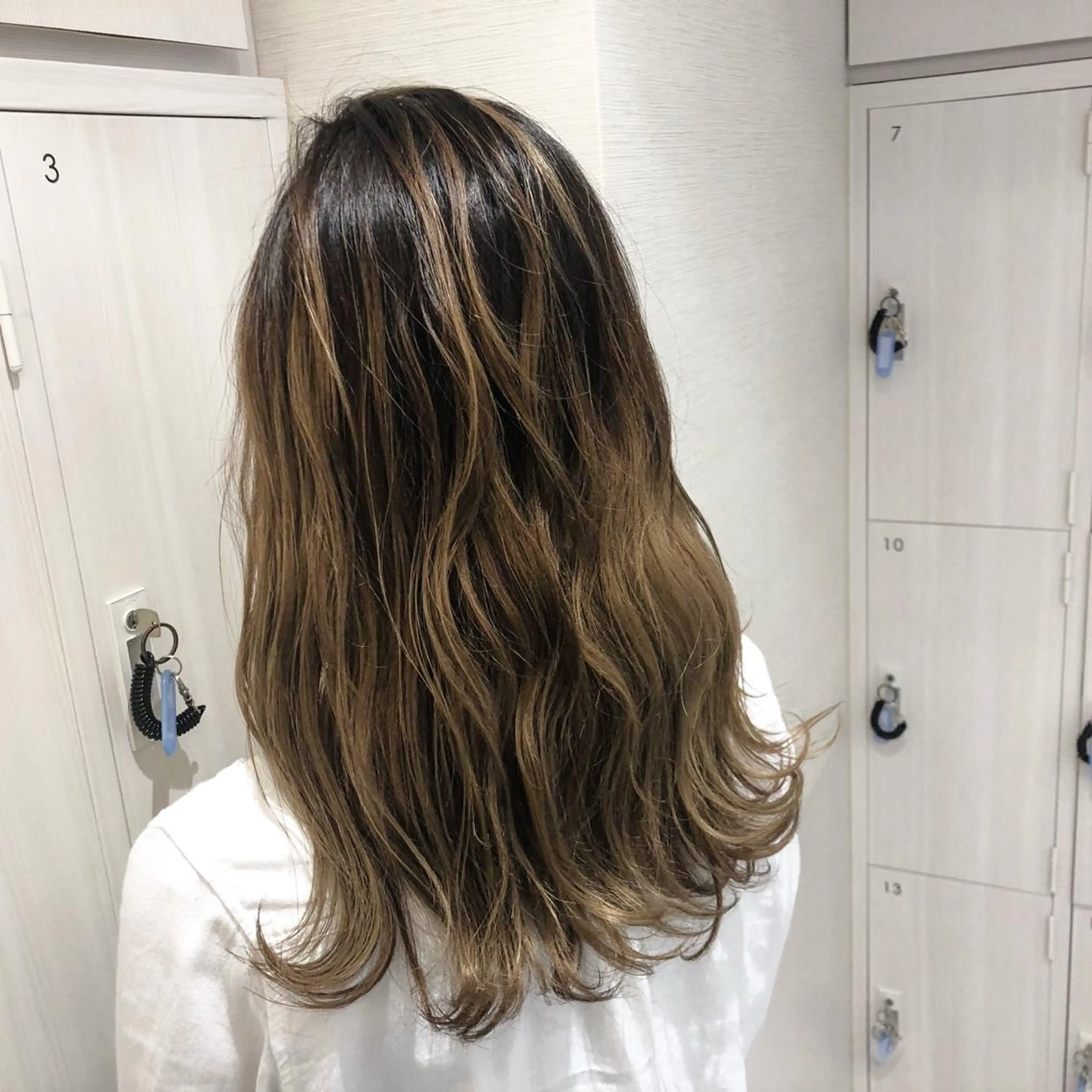 ロング カラー アディクシーカラー アッシュ バレイヤージュ ベージュカラー 透明感カラー 三鷹で1番ショート ボブをカットする新谷のヘアスタイル