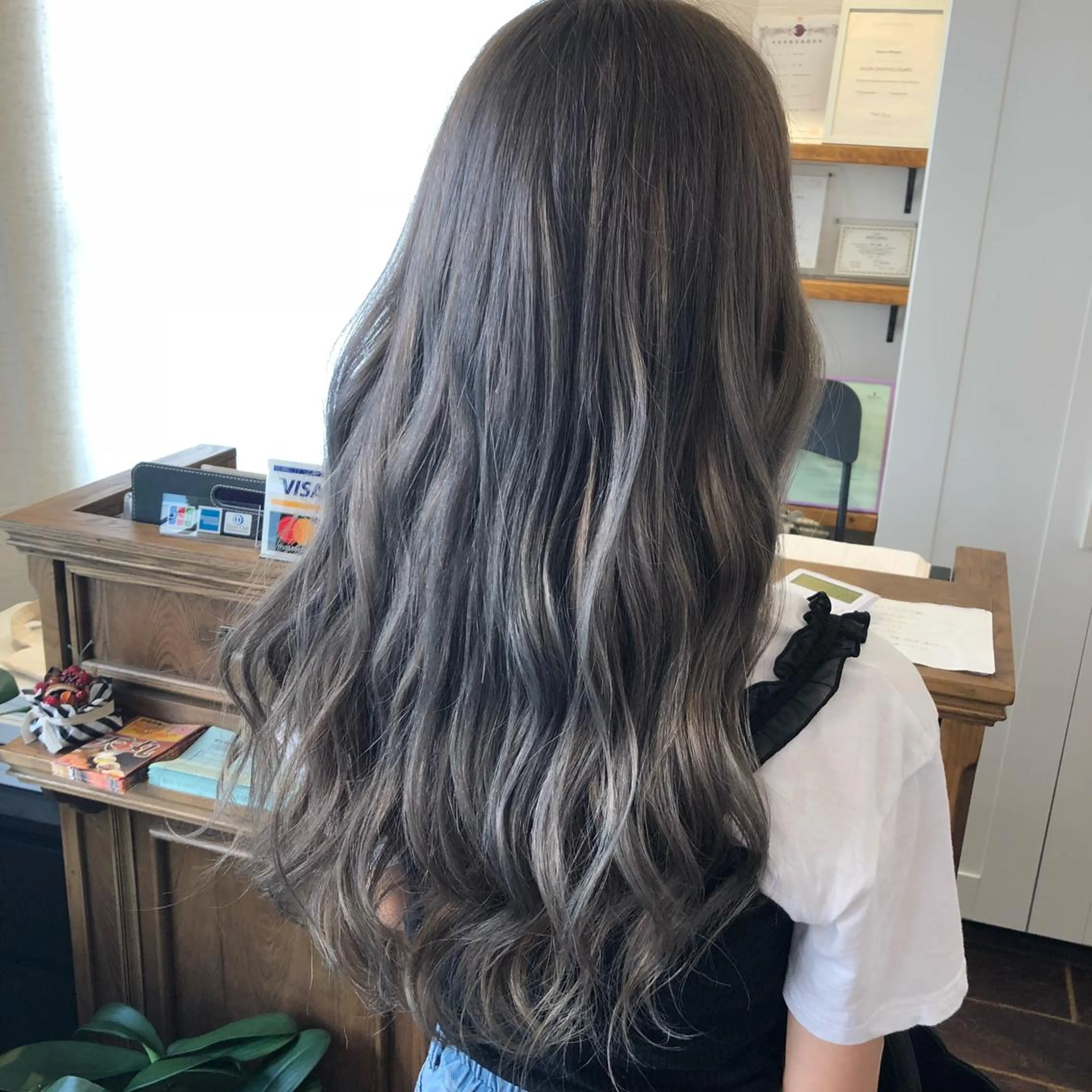 ロング カラー グレージュ シルバー シルバーグレージュ ヘアカラー トリートメント 皆巳 達郎のヘアスタイル