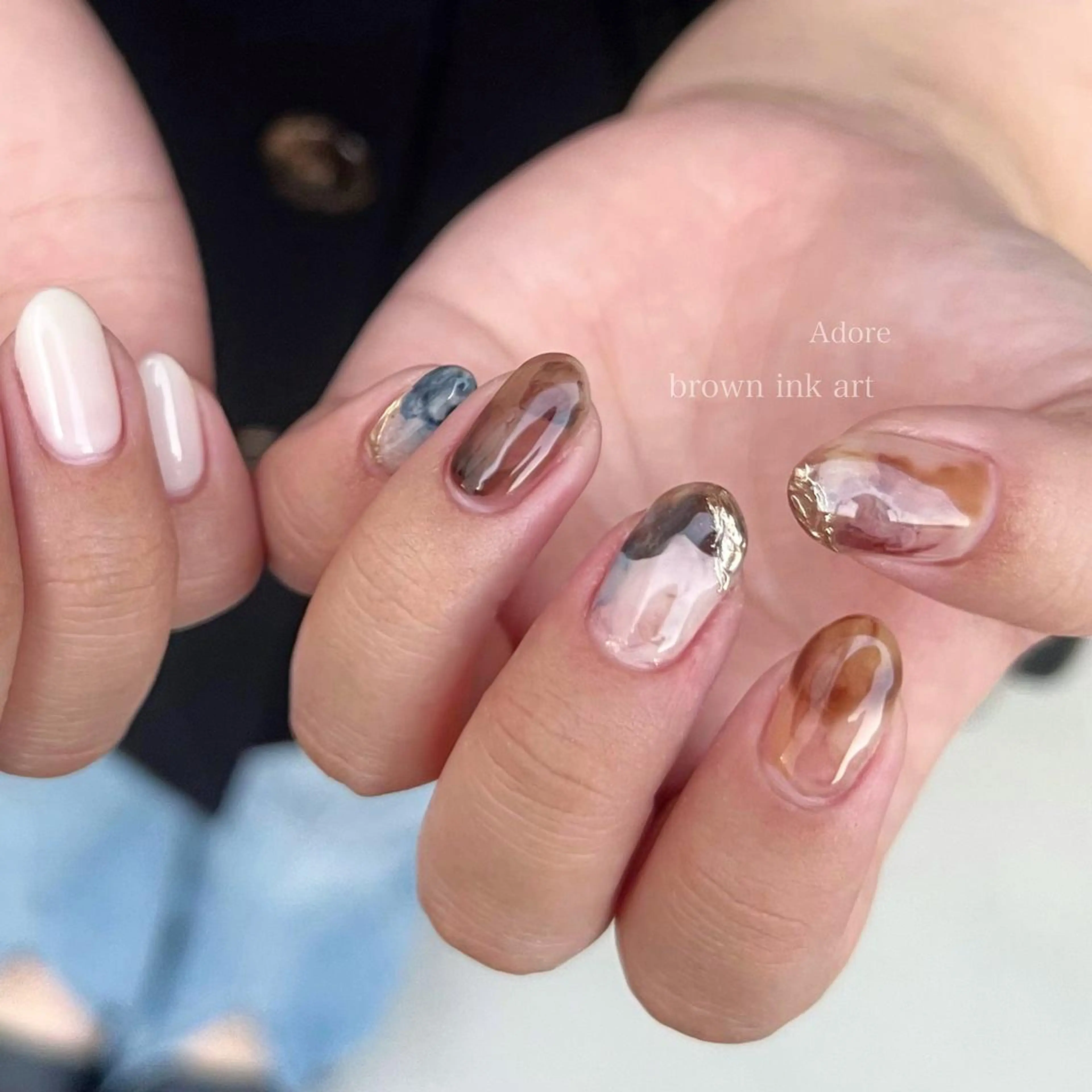 ネイル アートネイル ブラウン ニュアンスネイル ハンドネイル Nail Adore.のネイルデザイン