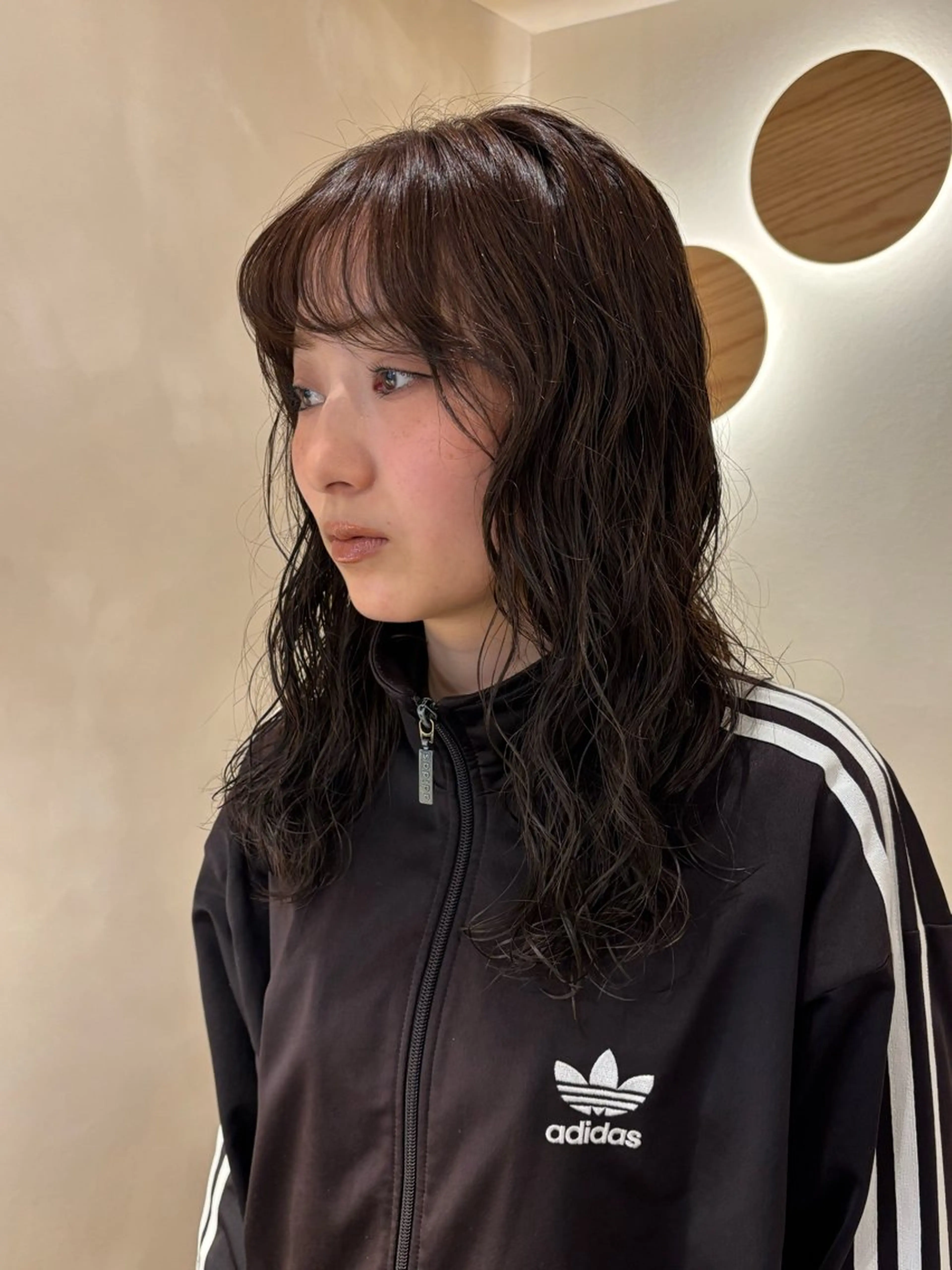 ミディアム カラー パーマ ミディアムパーマ ブラウンカラー カット ヘアカラー パーマ シンバヒナノ/パーマ レイヤー/髪質改善のヘアスタイル