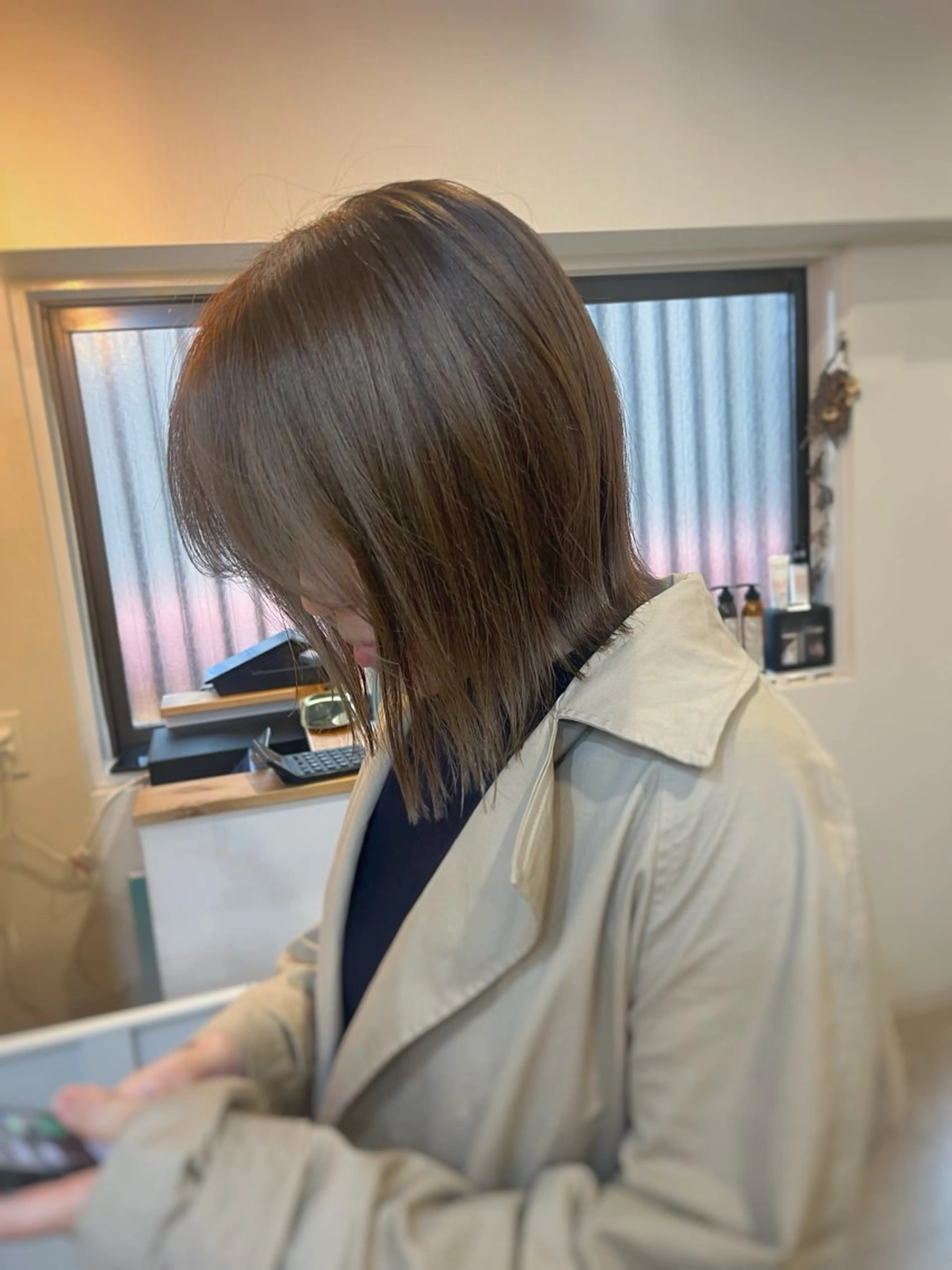 ミディアム カラー グレージュ 下石怜子/レイヤー/ 透明感カラーのヘアスタイル