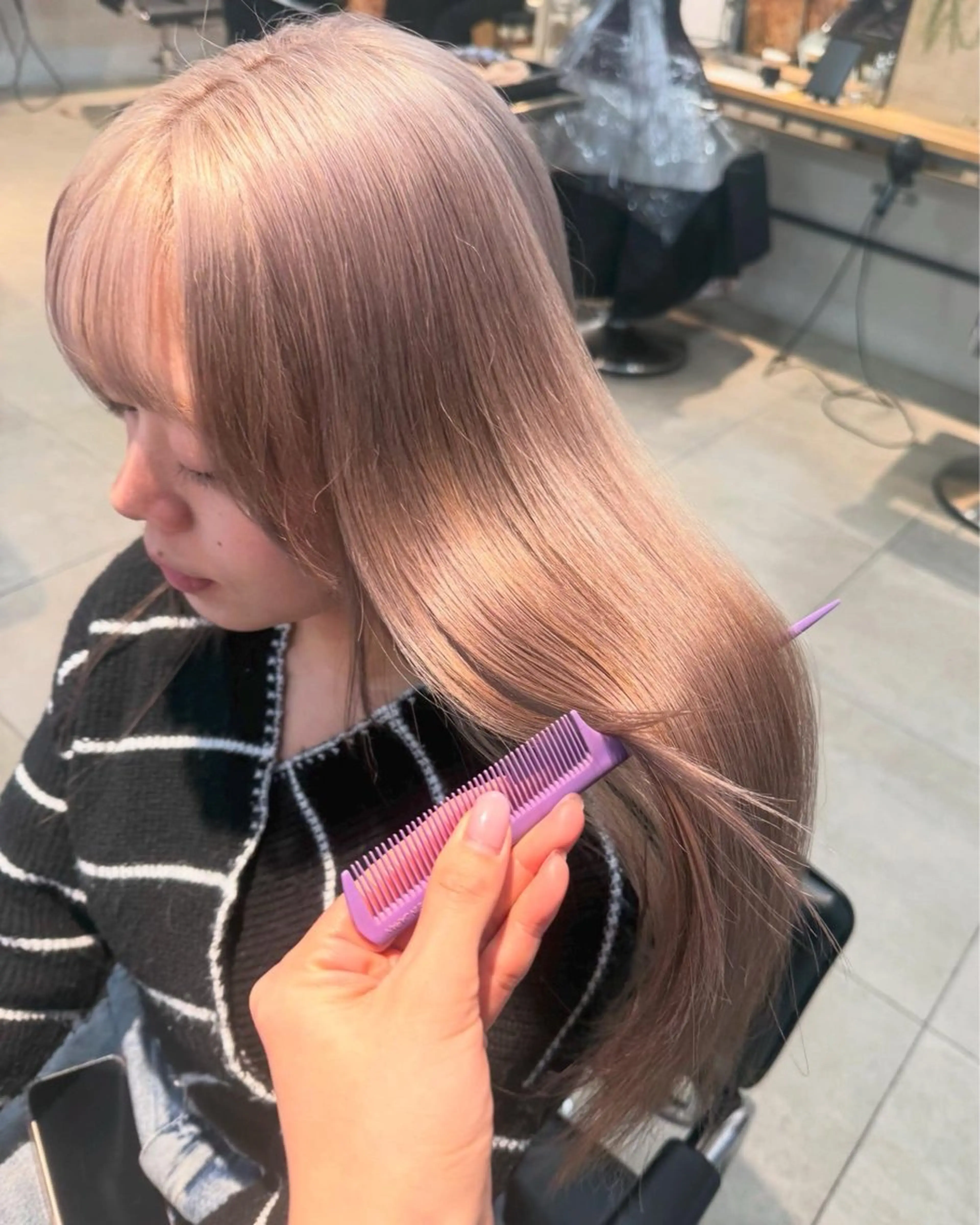 ロング カラー カット ヘアカラー トリートメント ミルクティー× グレージュMOMOのヘアスタイル