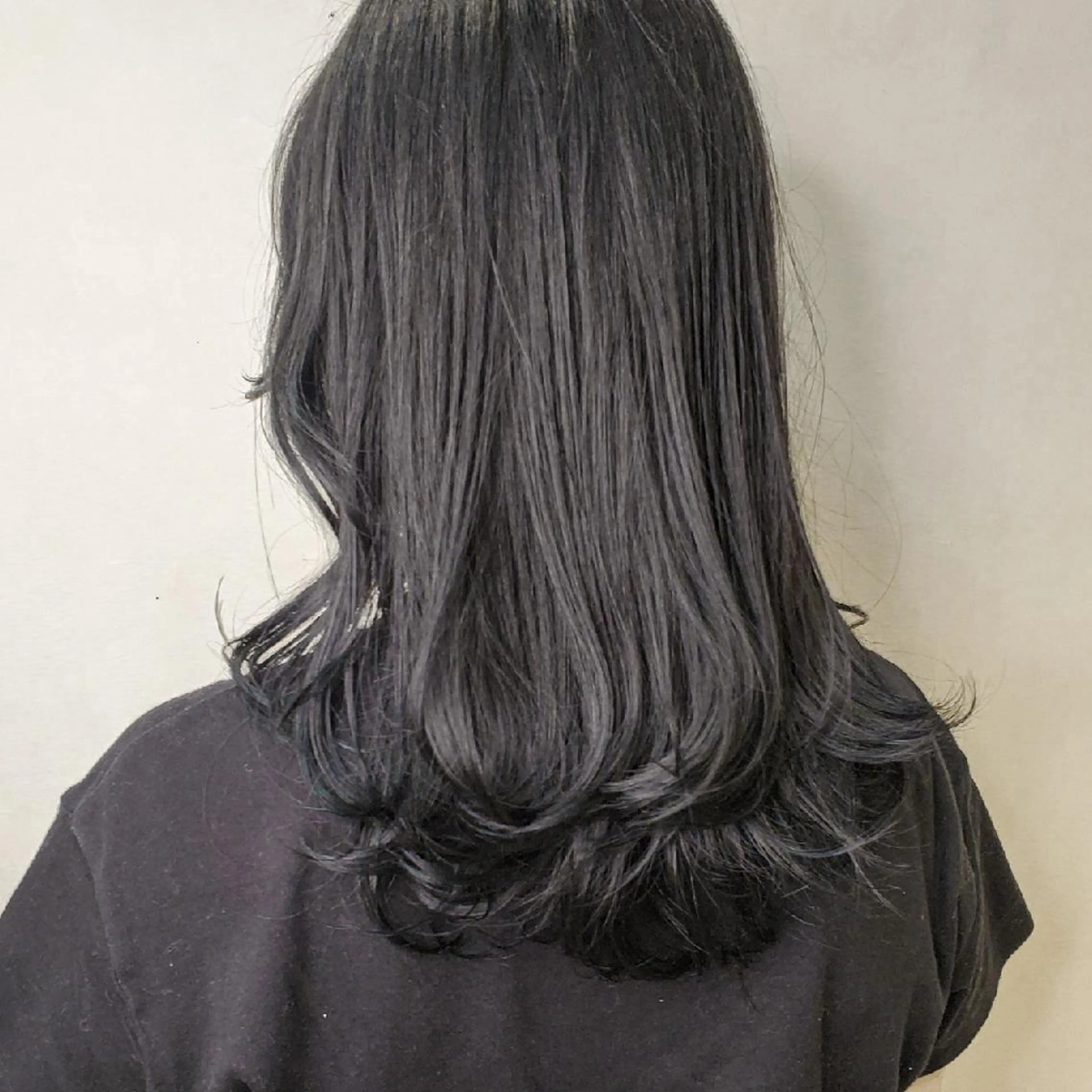 ミディアム カラー 黒髪 ブルーカラー ブルーブラック 透明感カラー 韓国風ヘア 韓国レイヤー　 suzuのヘアスタイル