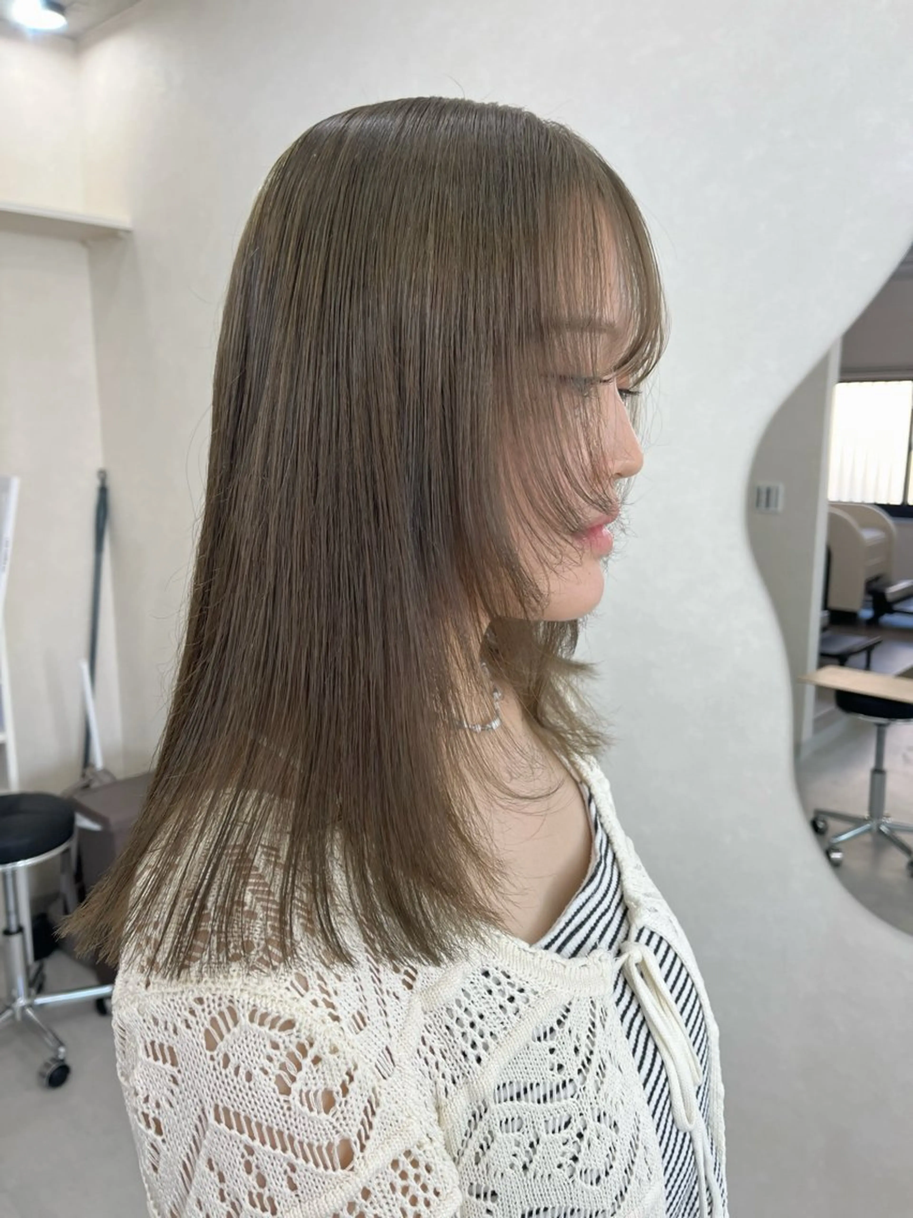 ミディアム カラー ブリーチ ブリーチなしカラー レイヤーカット ヘアカラー 長山 茉白のヘアスタイル