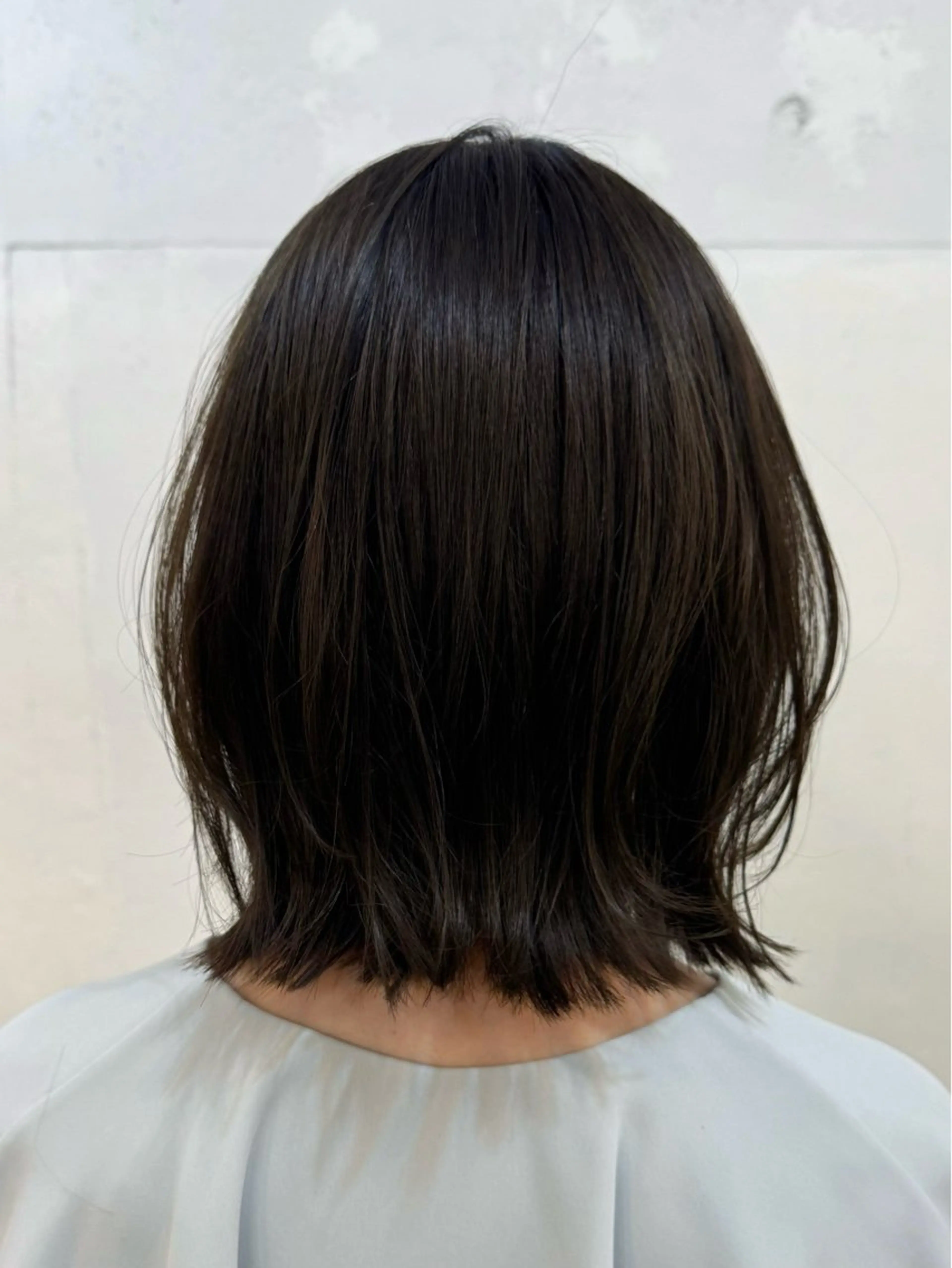 ミディアム カット ヘアカラー 顔まわりレイヤー 透明感カラー🩵🩵のヘアスタイル