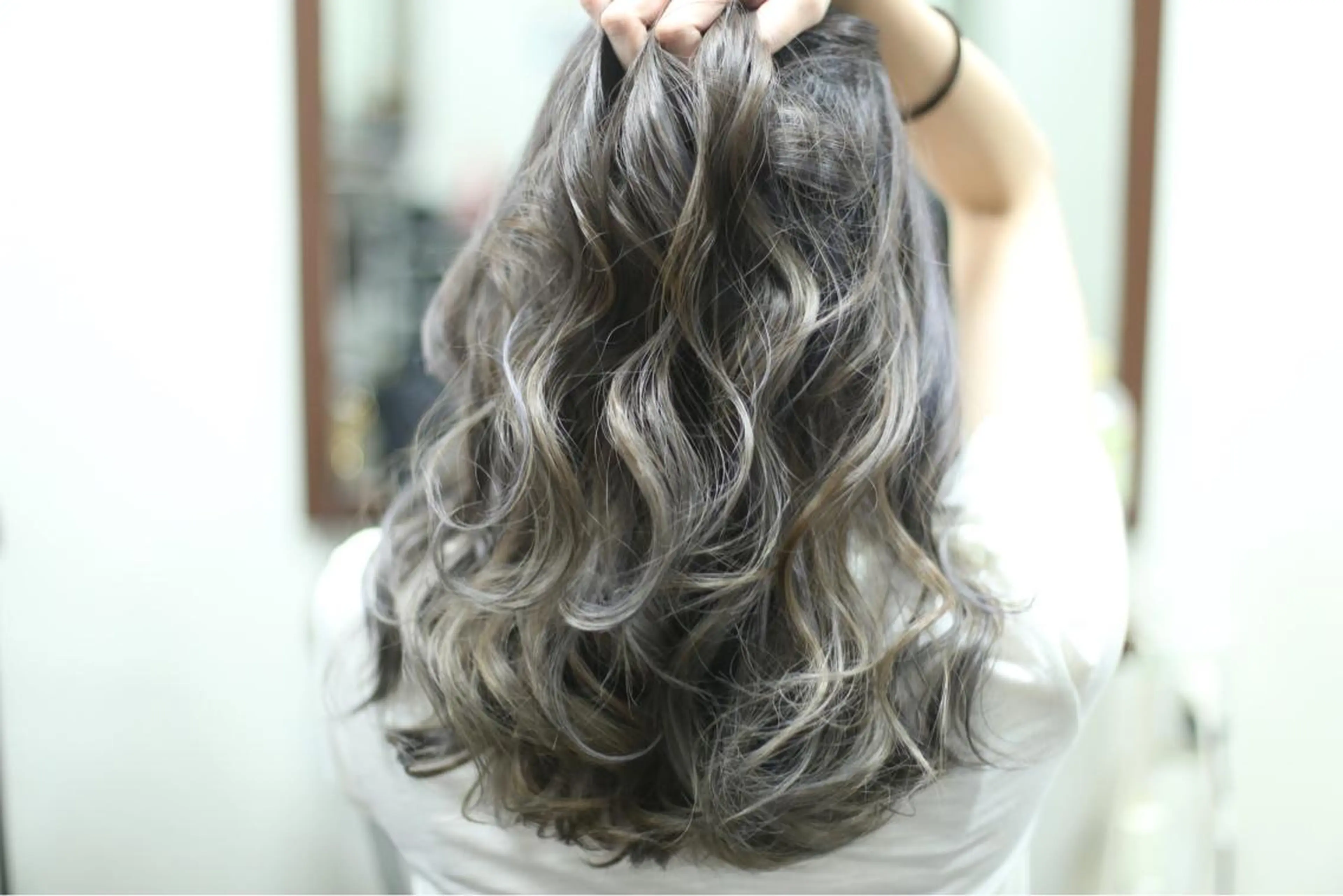 ロング アッシュ ハイライト レイヤーカット ヘアーズベリー 藤本のヘアスタイル