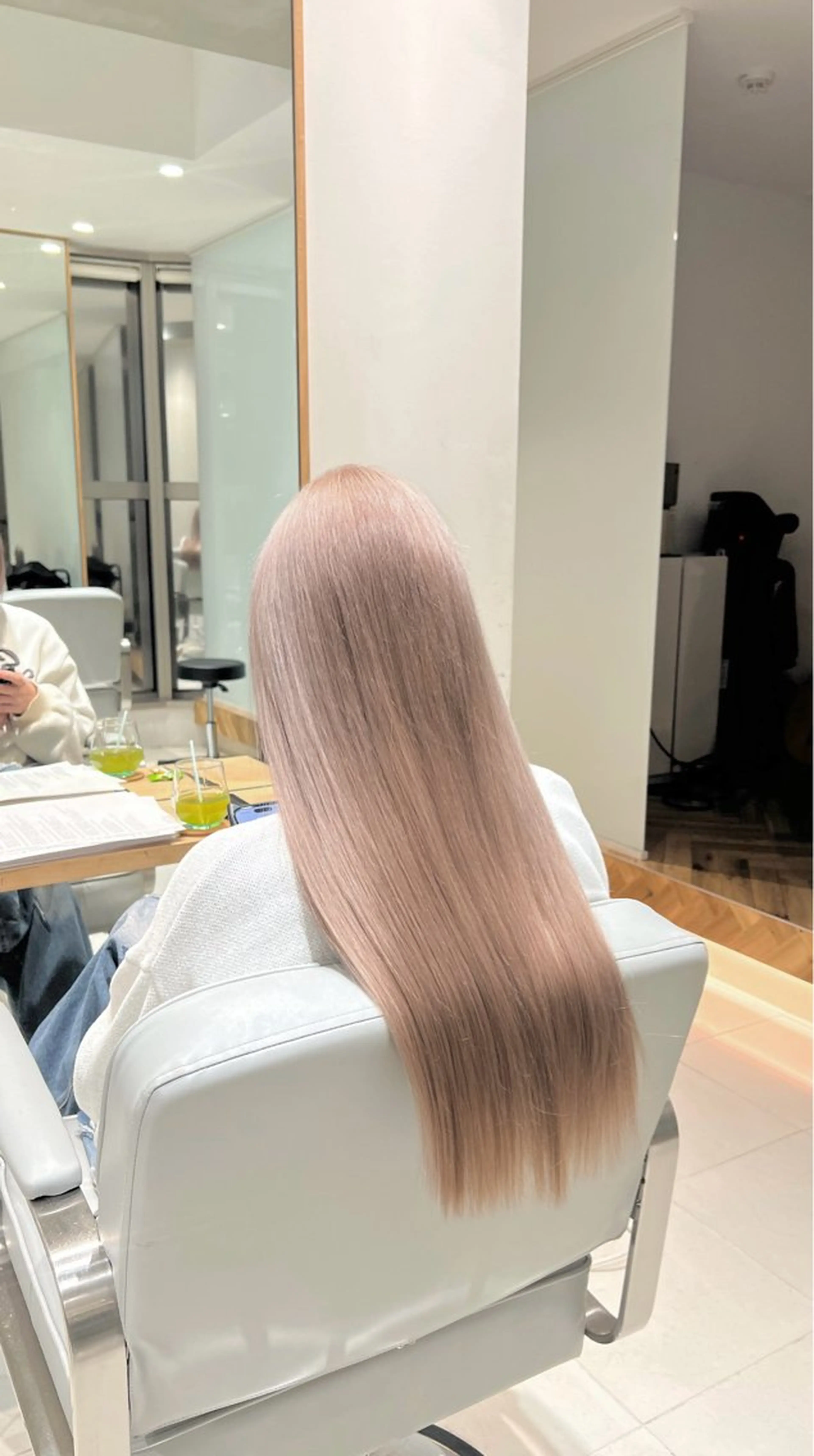 ミディアム カラー 🫧艶ダブルカラー ブリーチ🫧トモヤのヘアスタイル