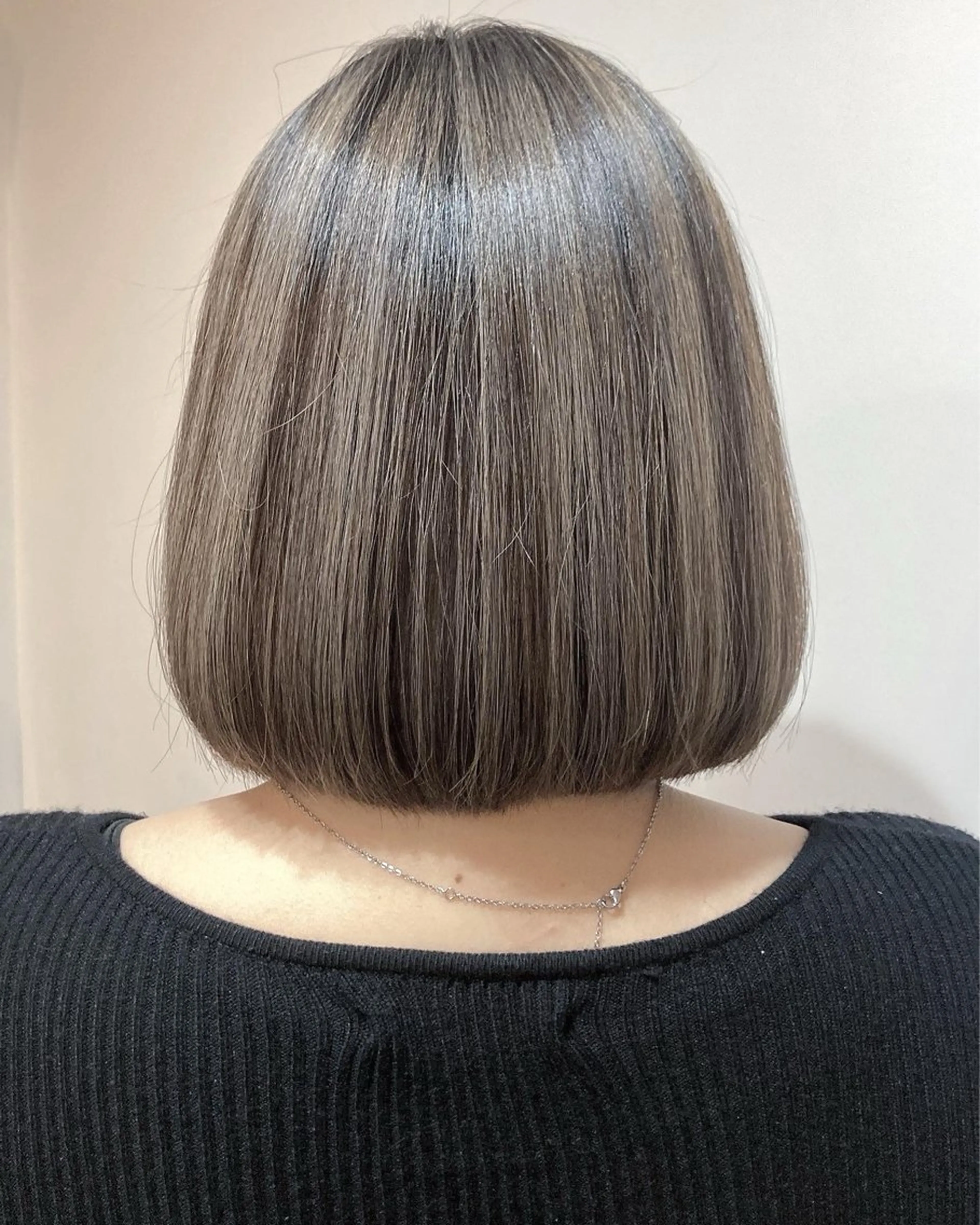 ショート カラー ショートボブ バレイヤージュ 黒髪 グレージュ ハイライトカラー 山本 将史のヘアスタイル