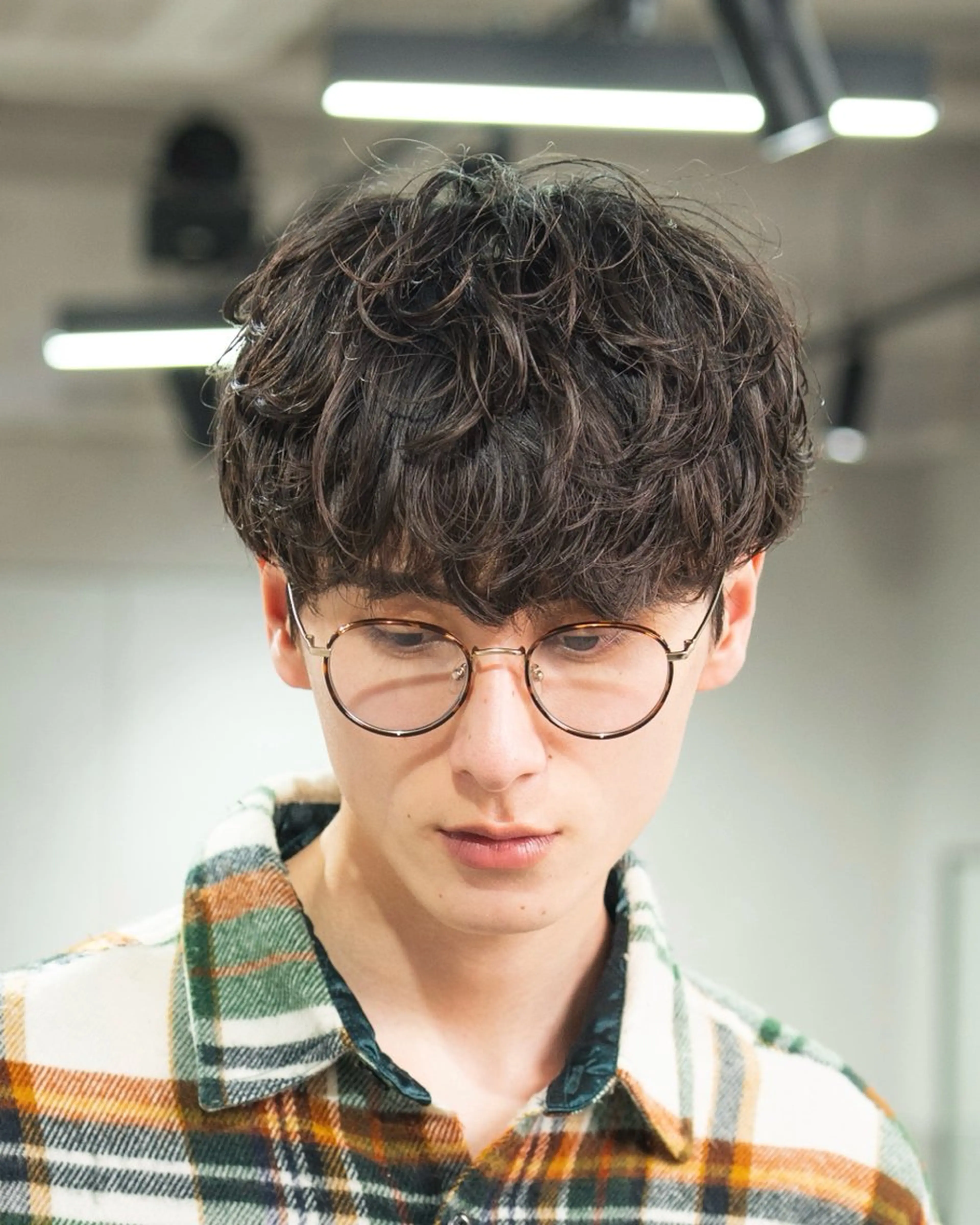 ショート カラー パーマ メンズ カット ヘアカラー パーマ 【シャドウパーマ センターパート】義心のヘアスタイル