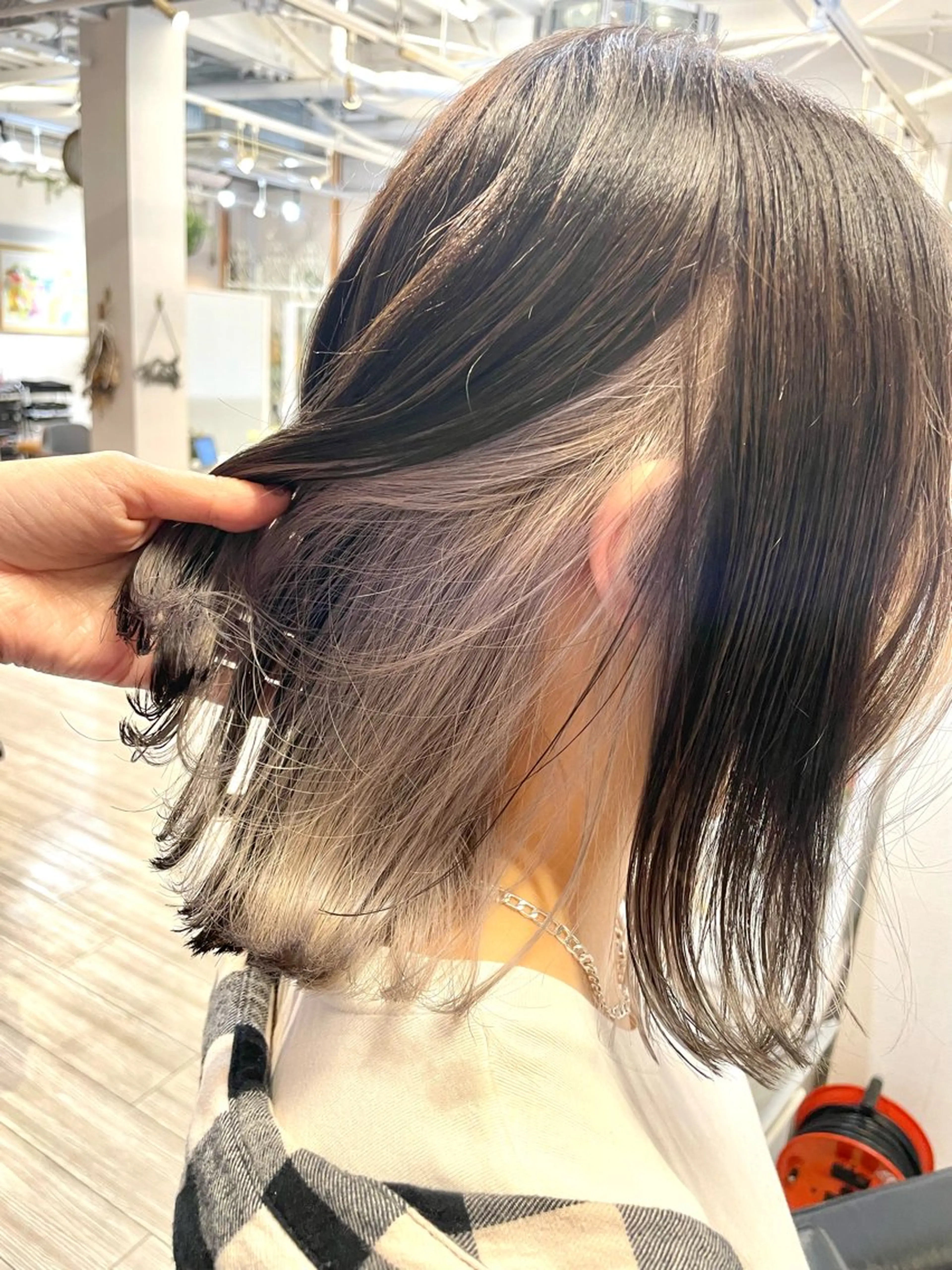 セミロング カラー インナーカラー 推し ブリーチ  髪質改善のヘアスタイル